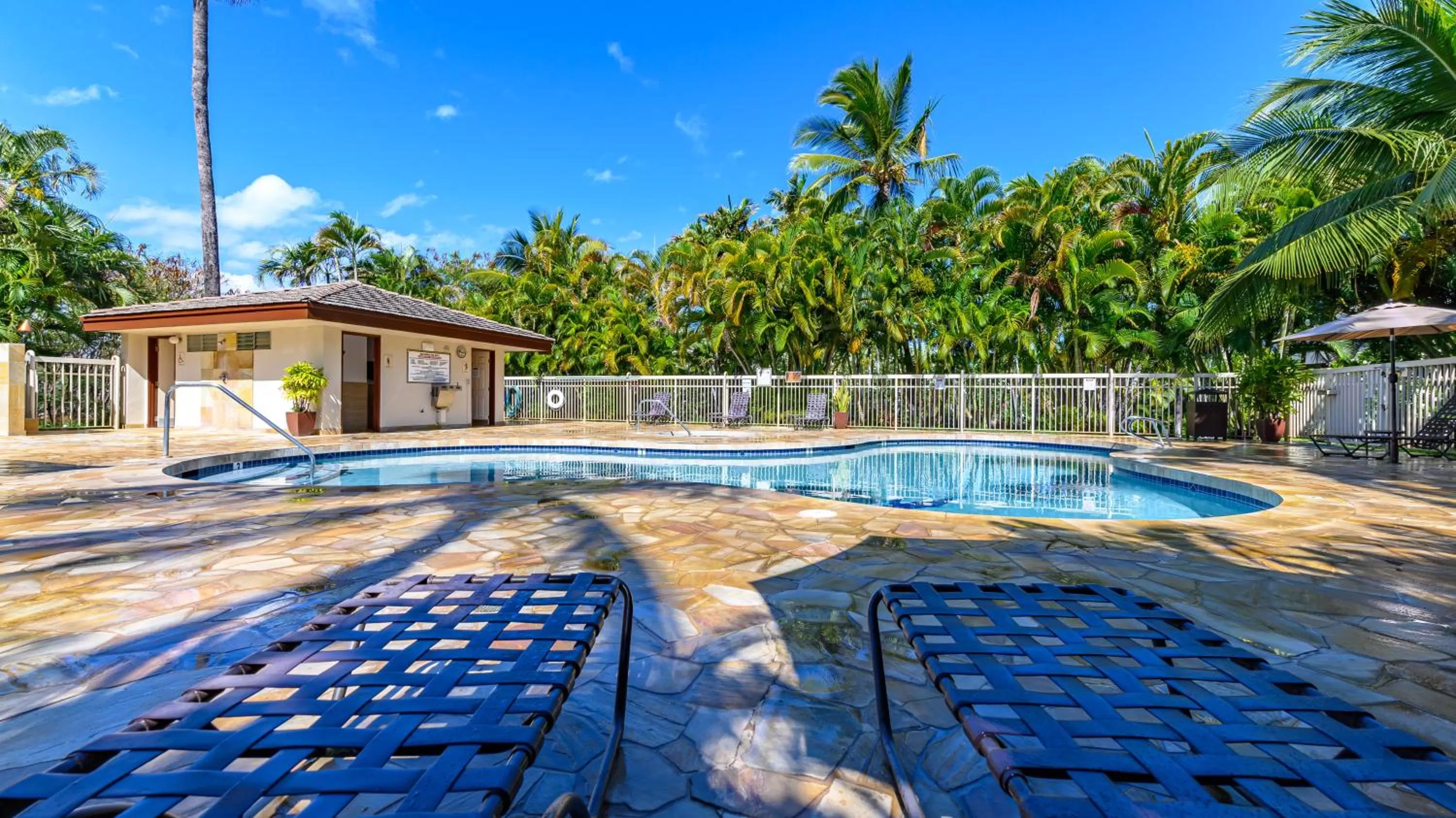 Swimming Pool in Castle Maui Banyan