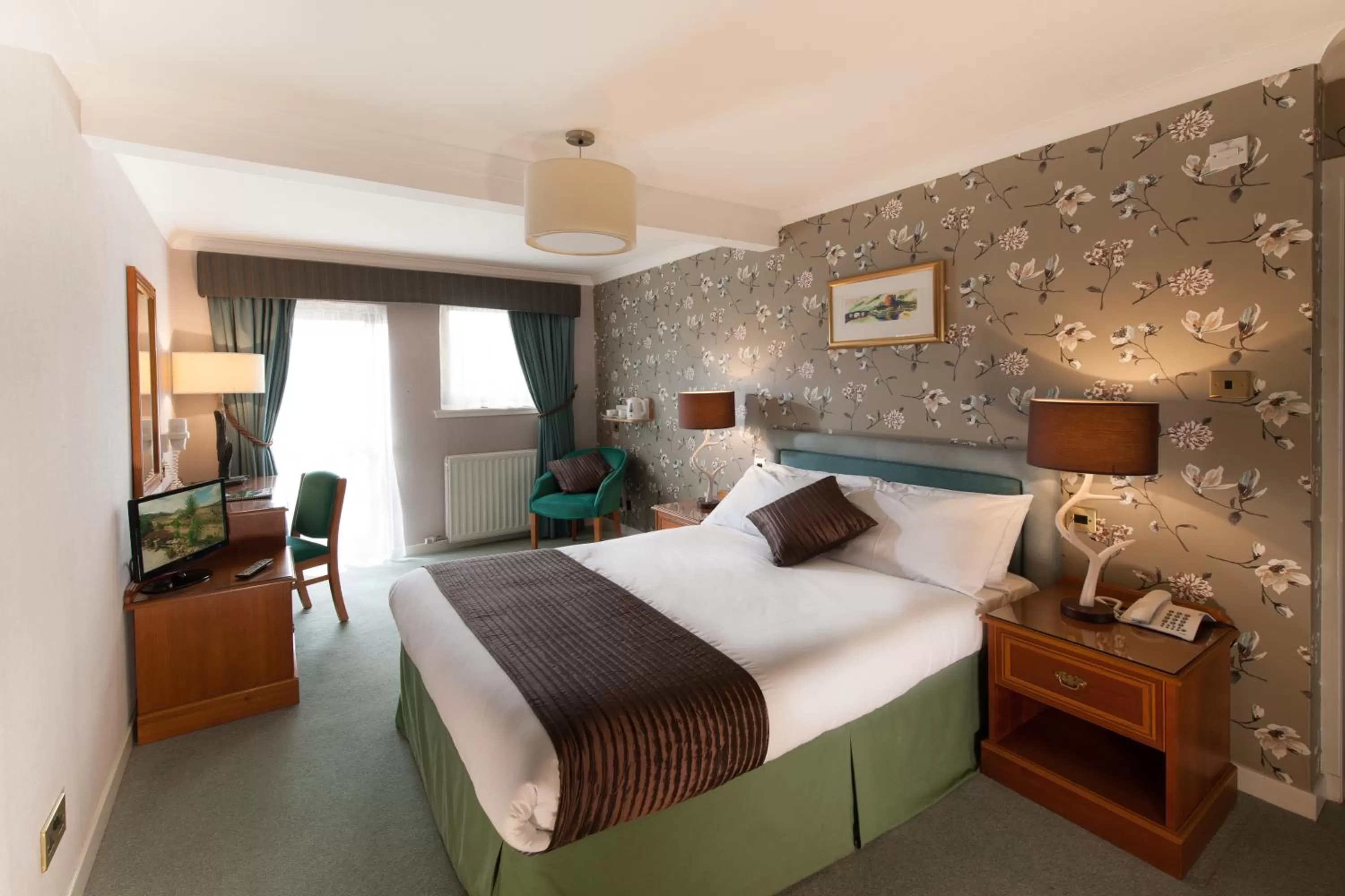 Photo of the whole room, Bed in The Stronlossit Inn