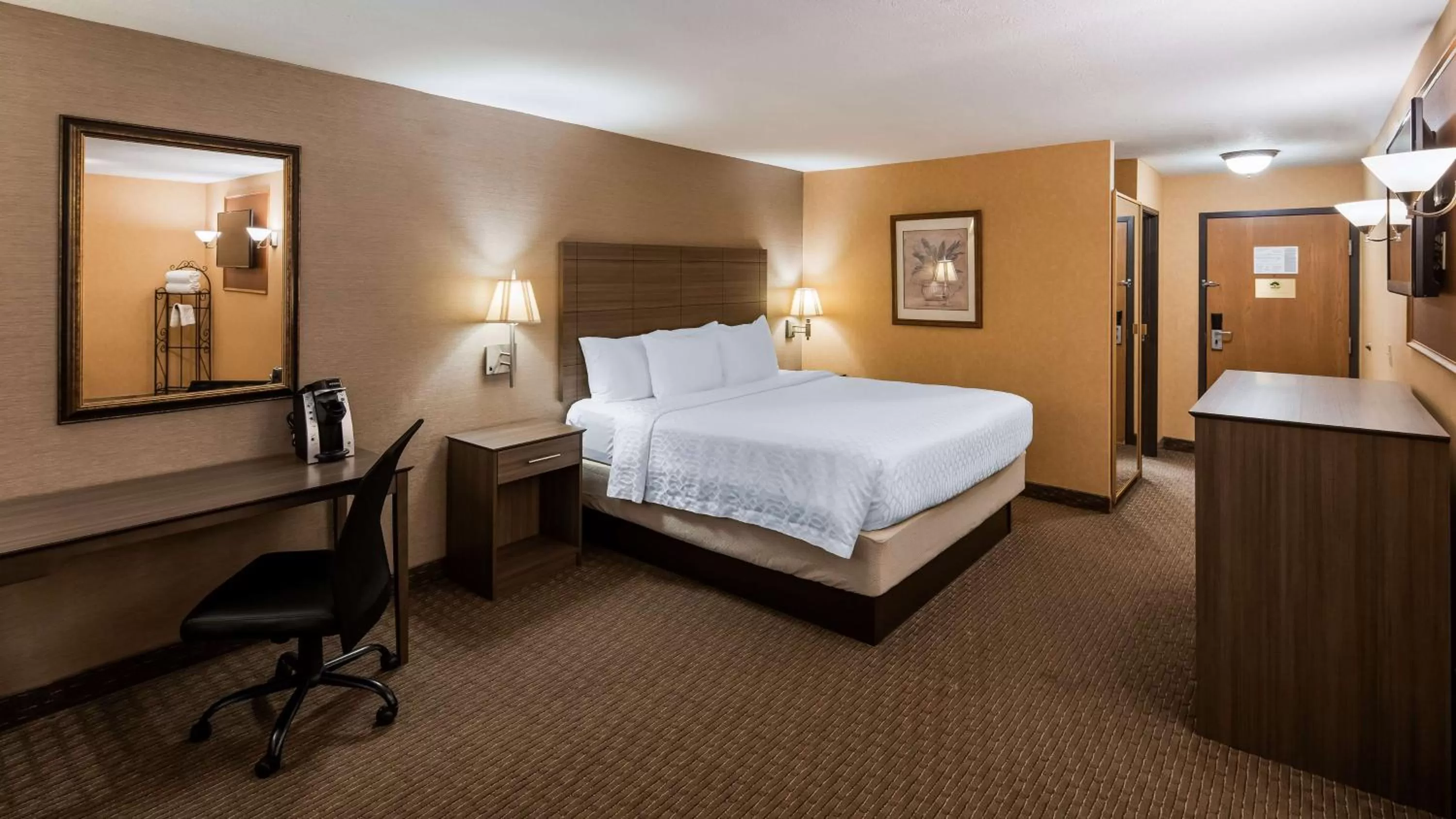 Photo of the whole room, Bed in Best Western Plus North Canton Inn & Suites