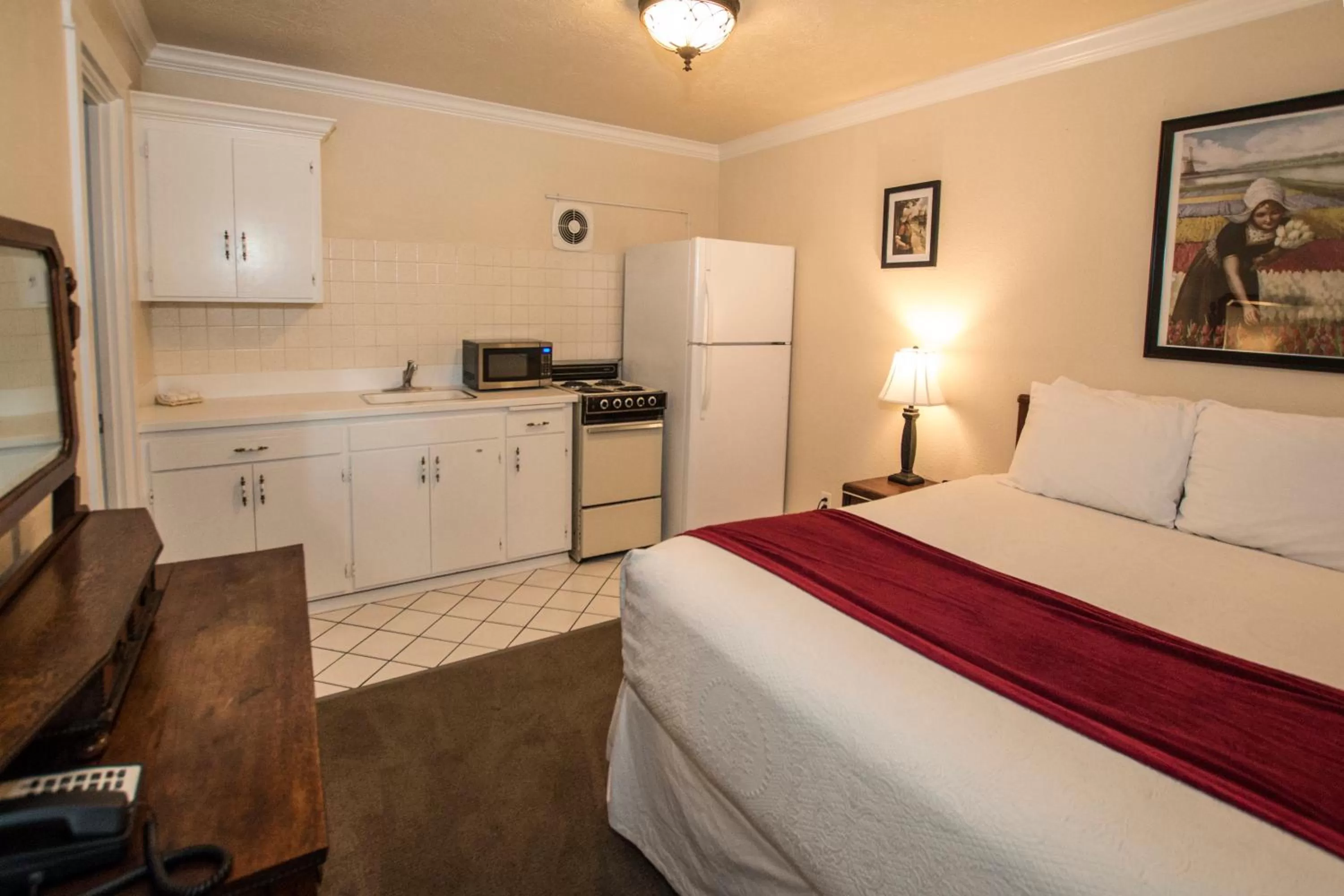 Kitchen or kitchenette, Bed in Auld Holland Inn