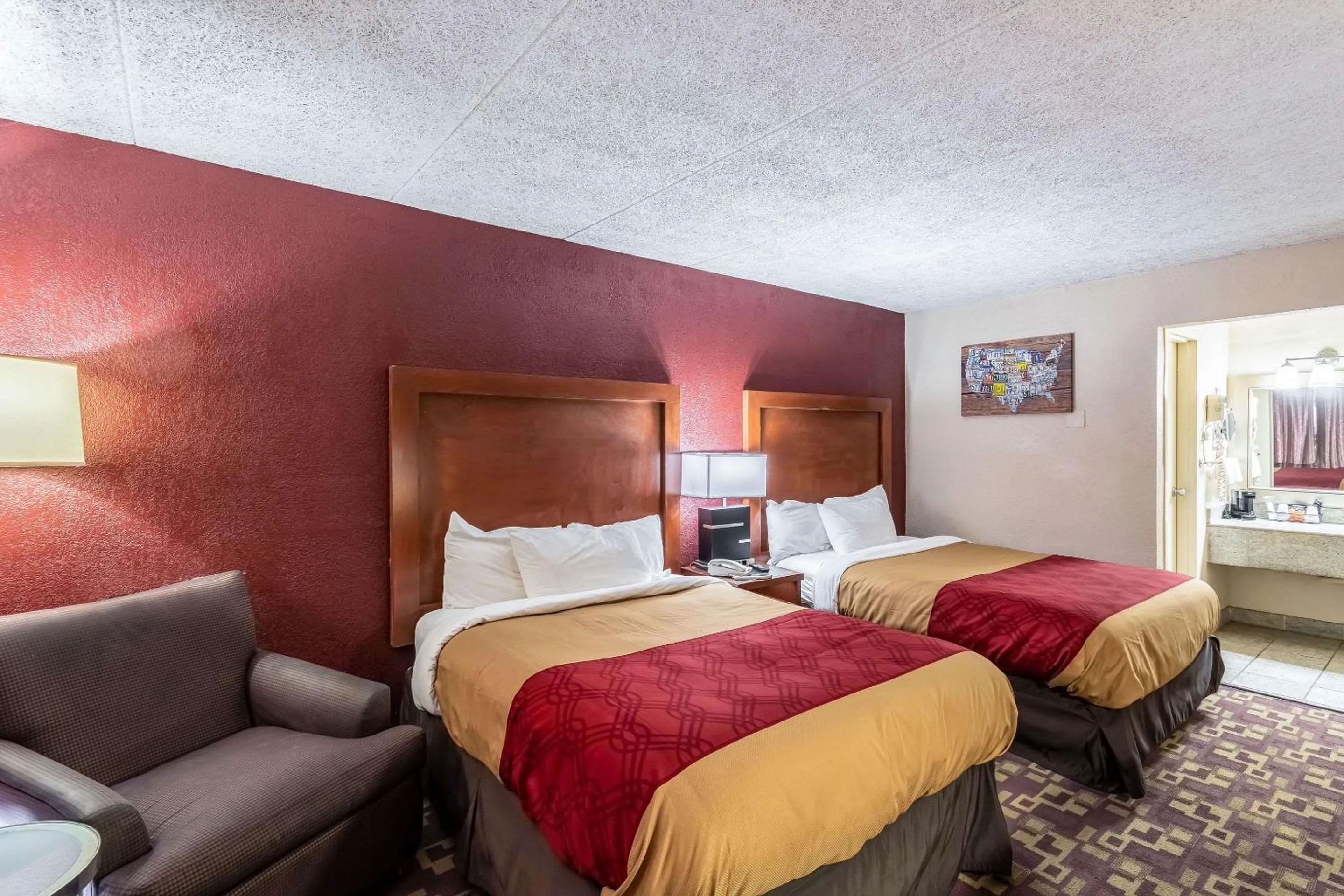 Photo of the whole room, Bed in Econo Lodge Zanesville Downtown