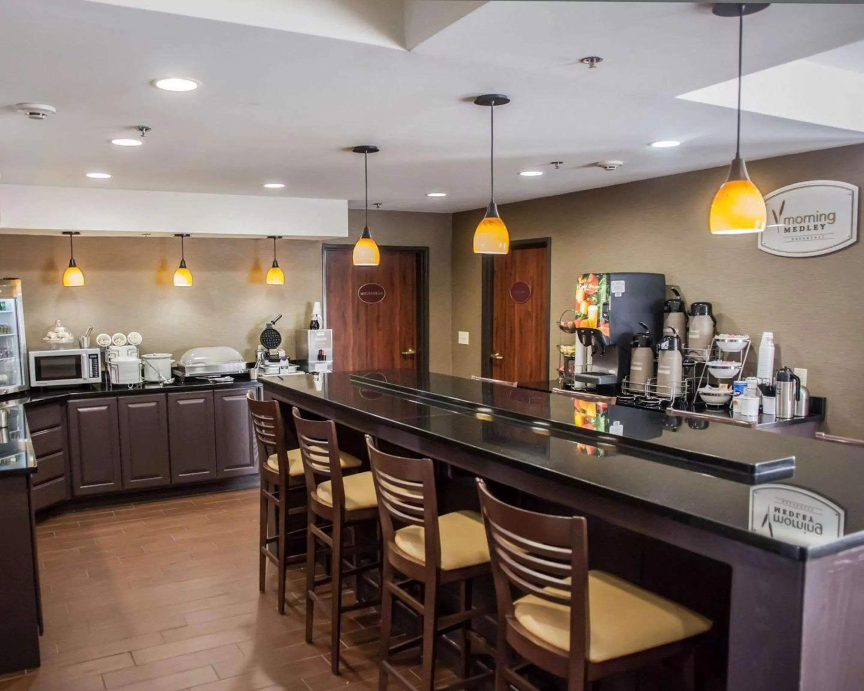 Restaurant/places to eat in Garner Hotel Topeka West by IHG