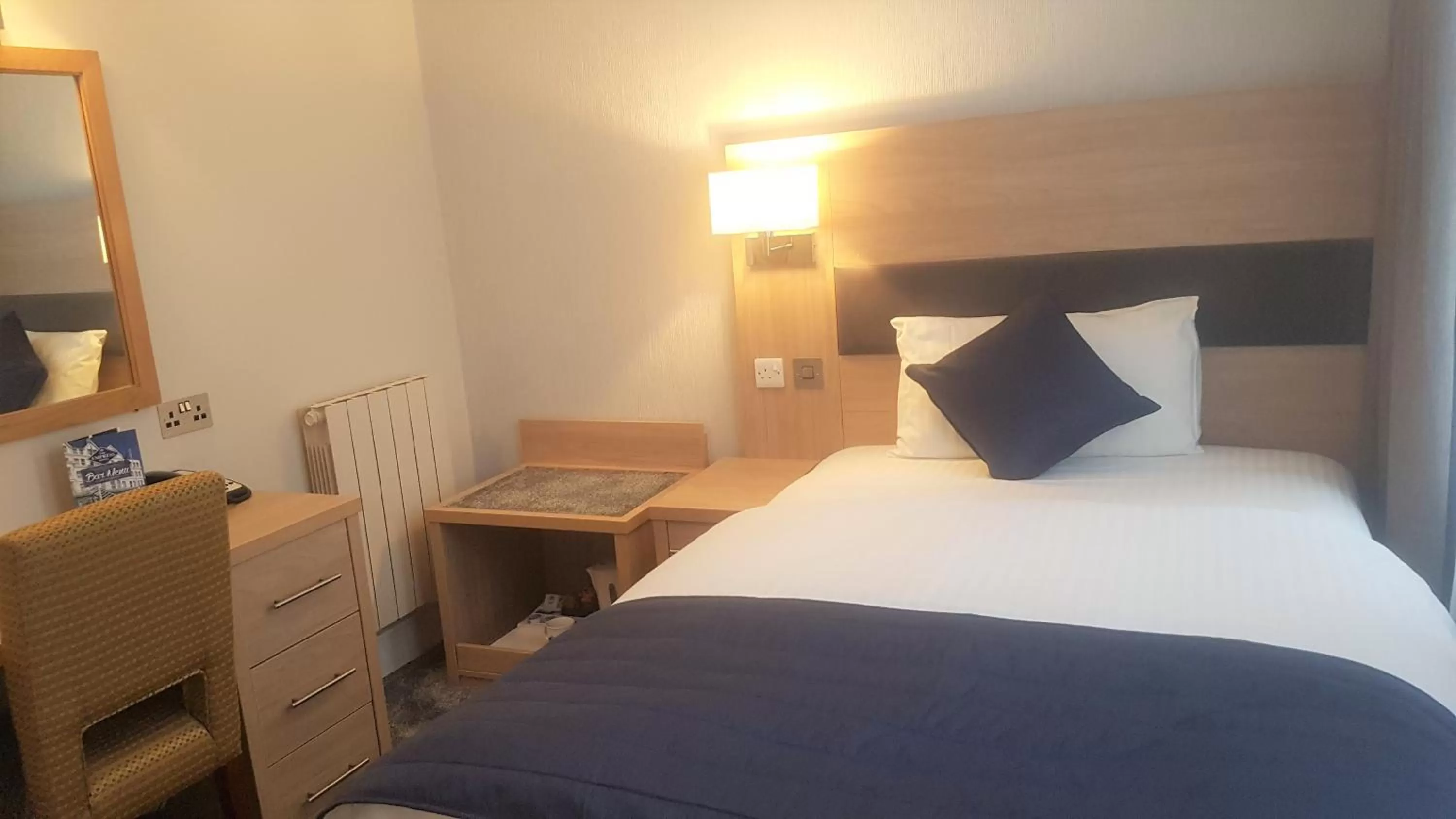 Photo of the whole room, Bed in The Empress Hotel