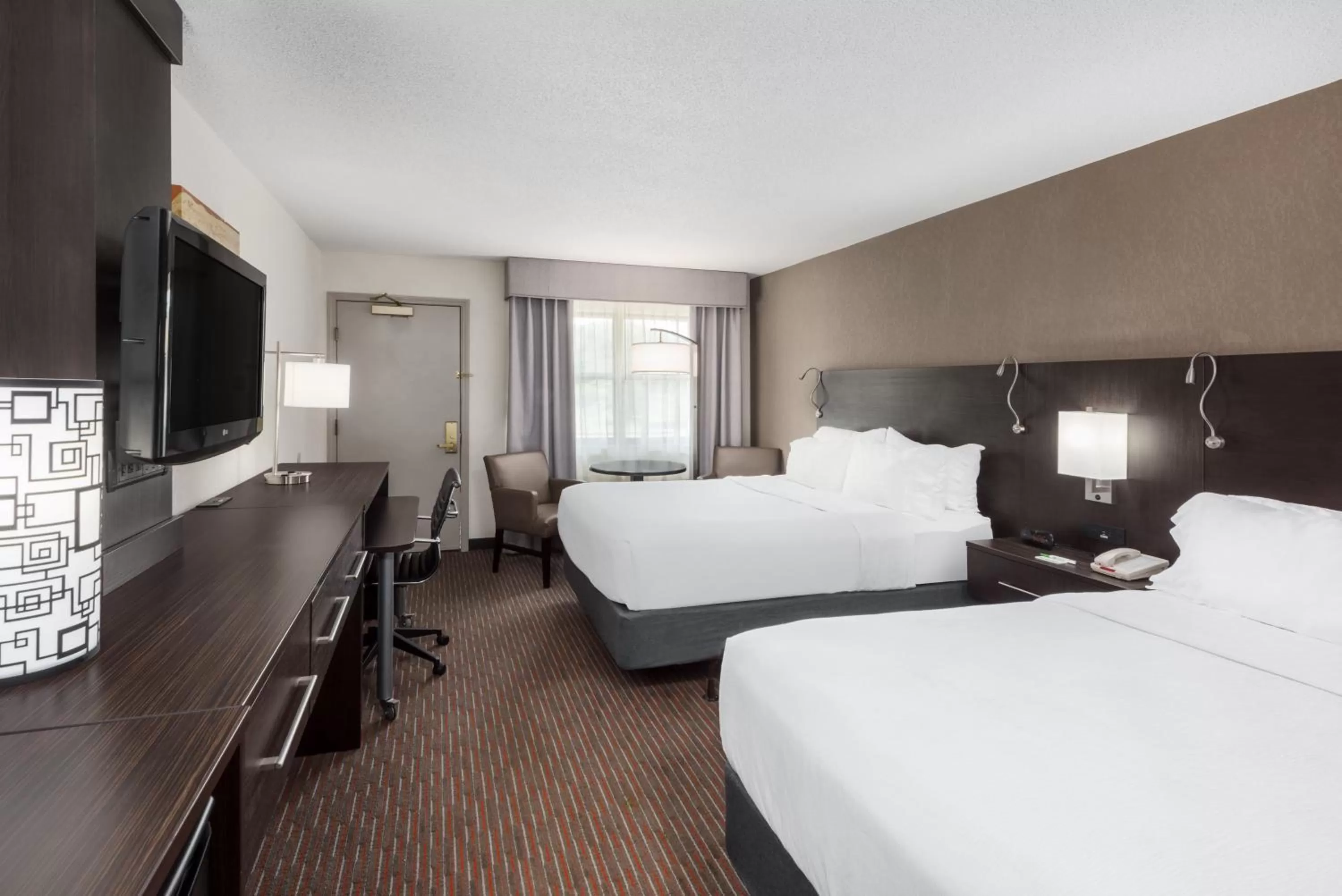 Photo of the whole room, Bed in Holiday Inn At Six Flags Saint Louis by IHG