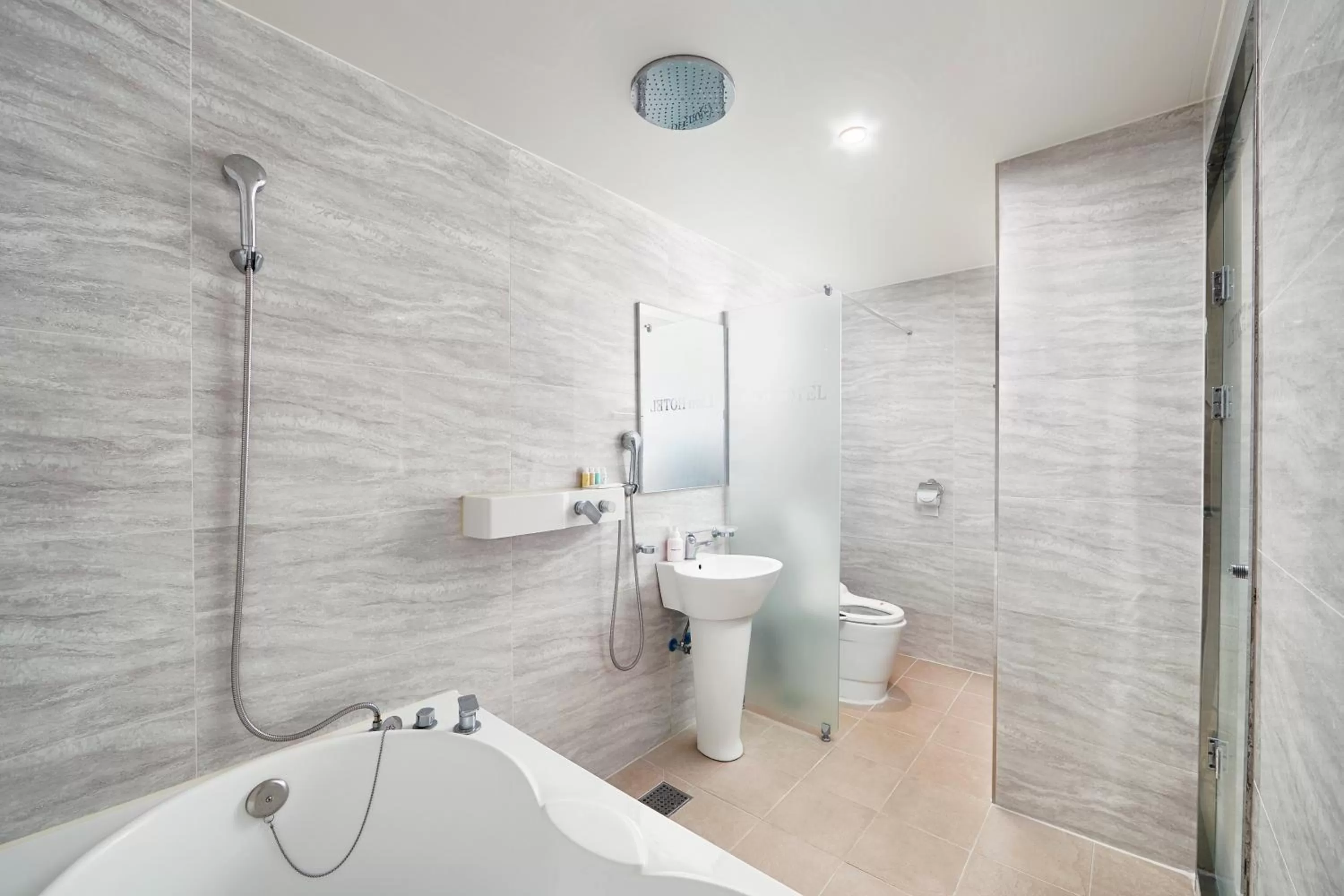 Shower in Lion Hotel