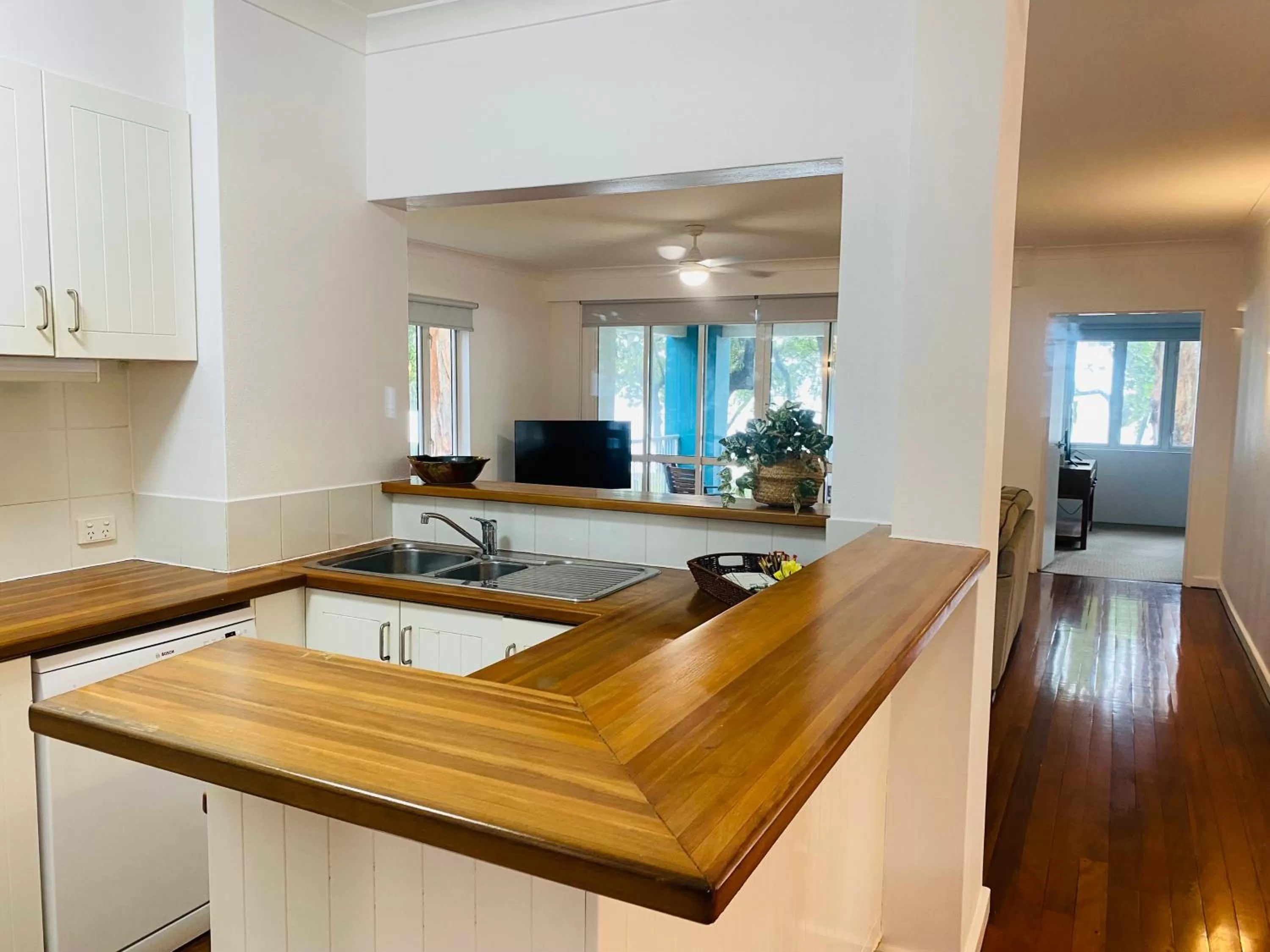 Kitchen or kitchenette in BeachView Apartments at Villa Paradiso