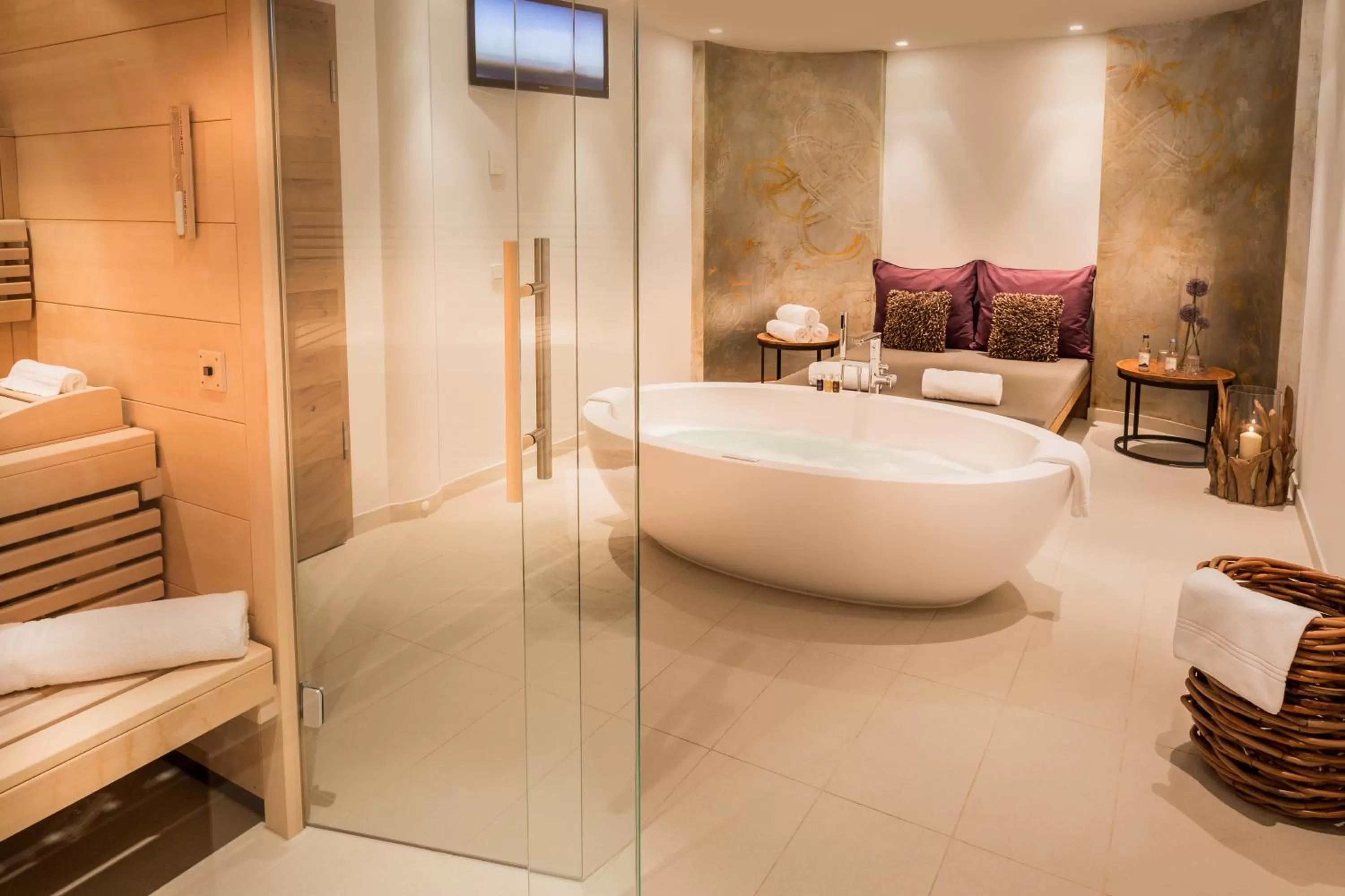 Hot Tub, Bed in Hotel Exquisit