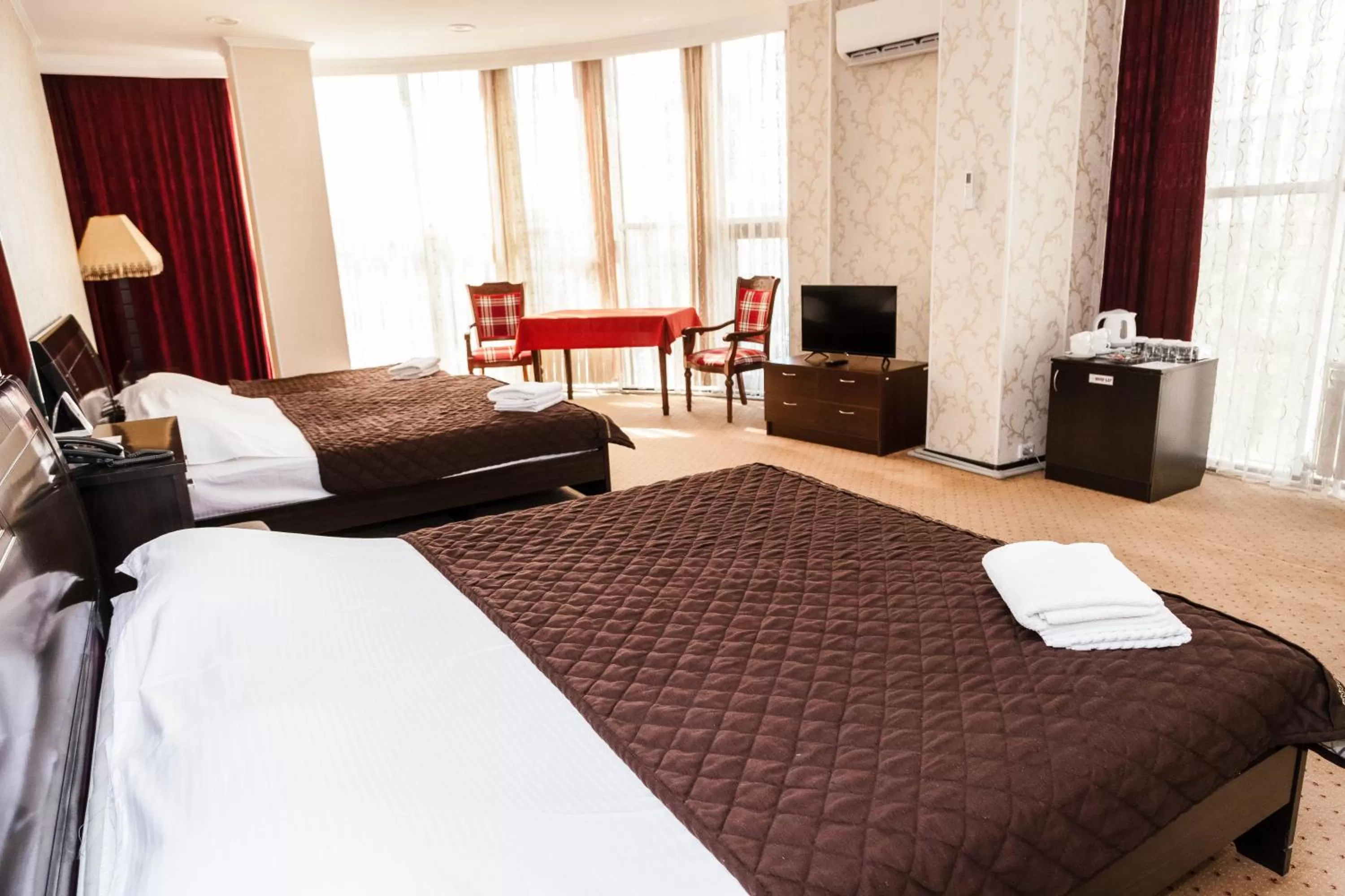 Photo of the whole room, Bed in Golden Palace