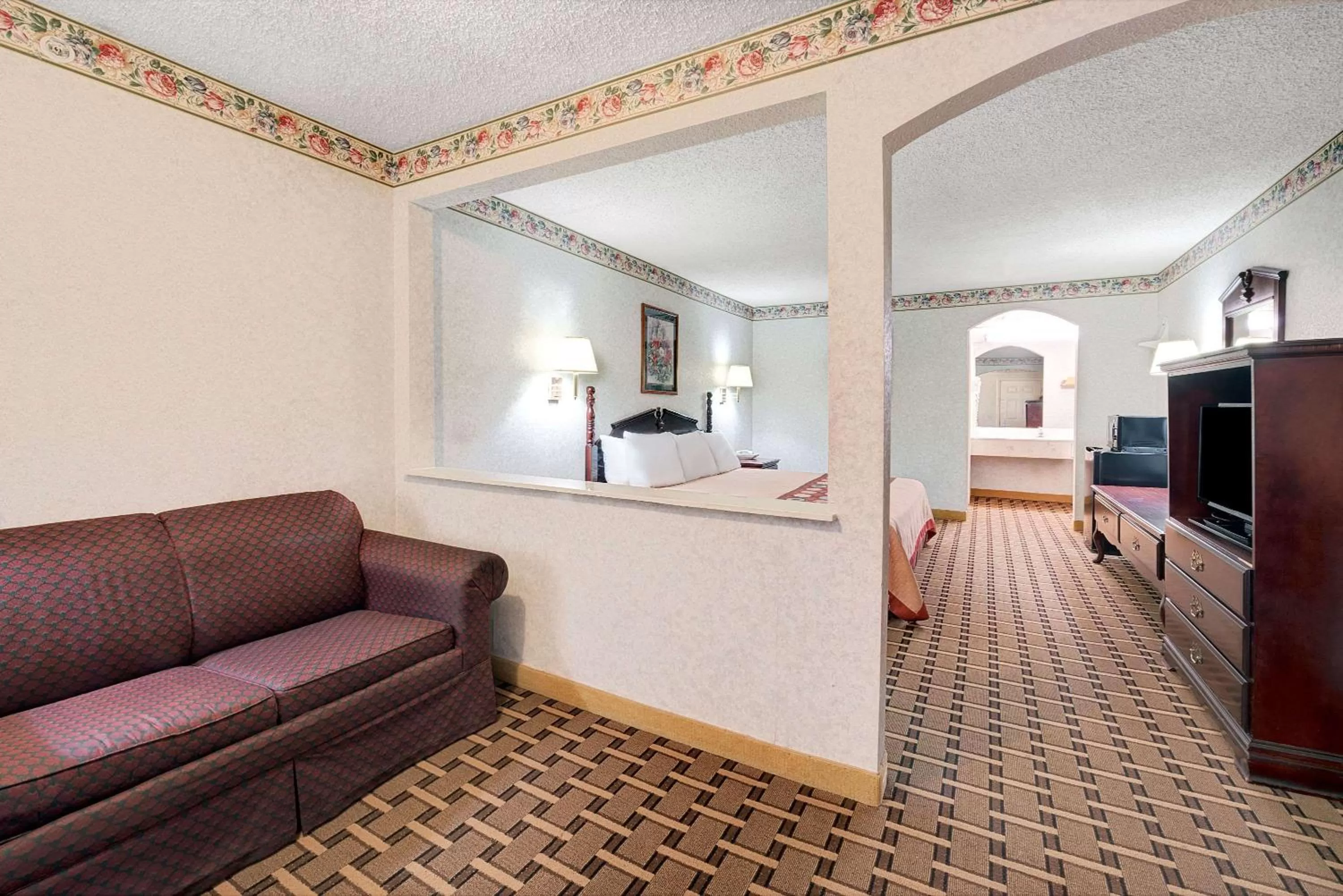 Photo of the whole room, Bed in Super 8 by Wyndham Dallas South