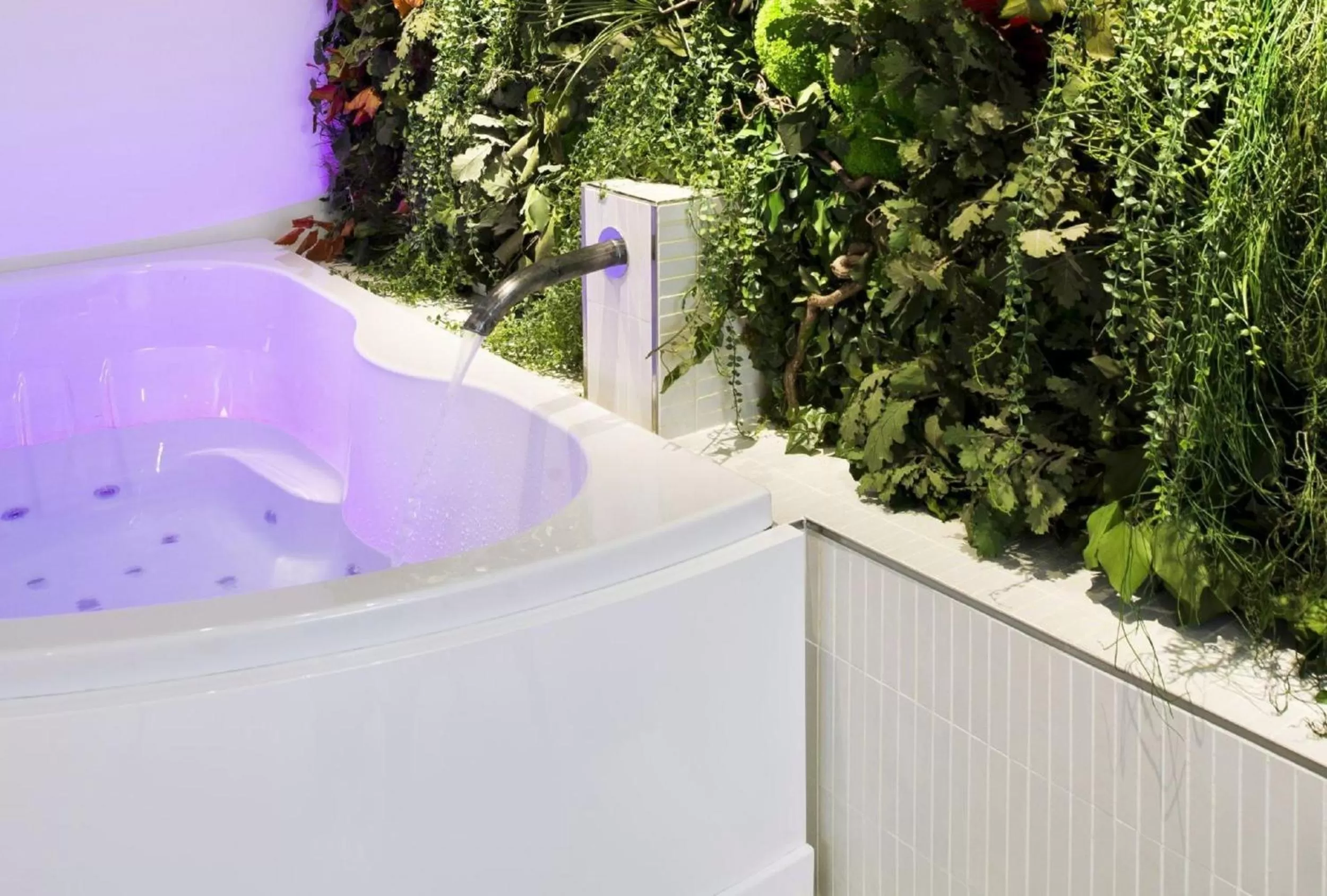 Hot Tub in Hôtel Saint-Pétersbourg Opéra & Spa