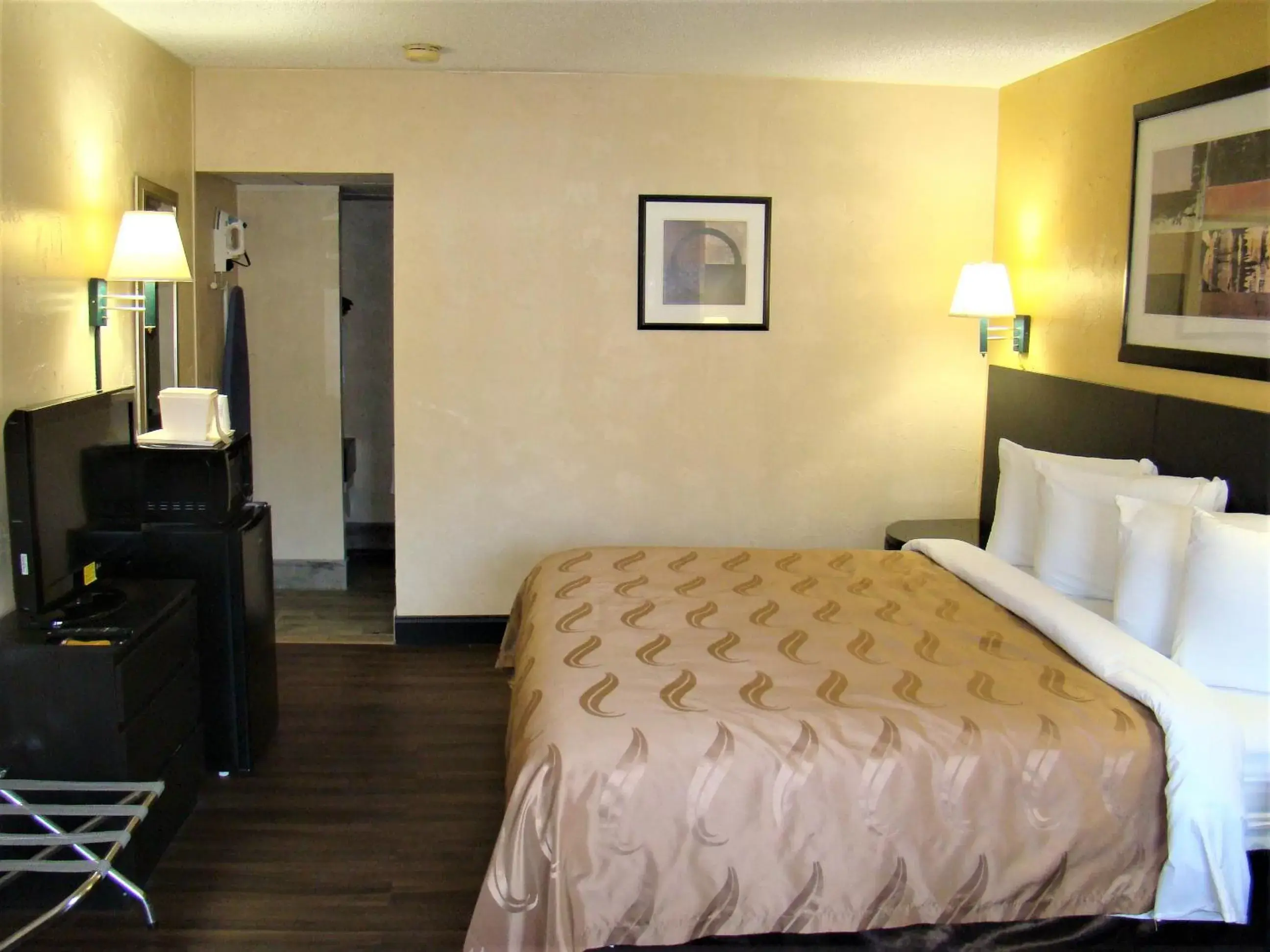 King Room - Non-Smoking in Baymont by Wyndham Front Royal Near Shenandoah National Park King Room - Non-Smoking in Baymont by Wyndham Front Royal Near Shenandoah National Park