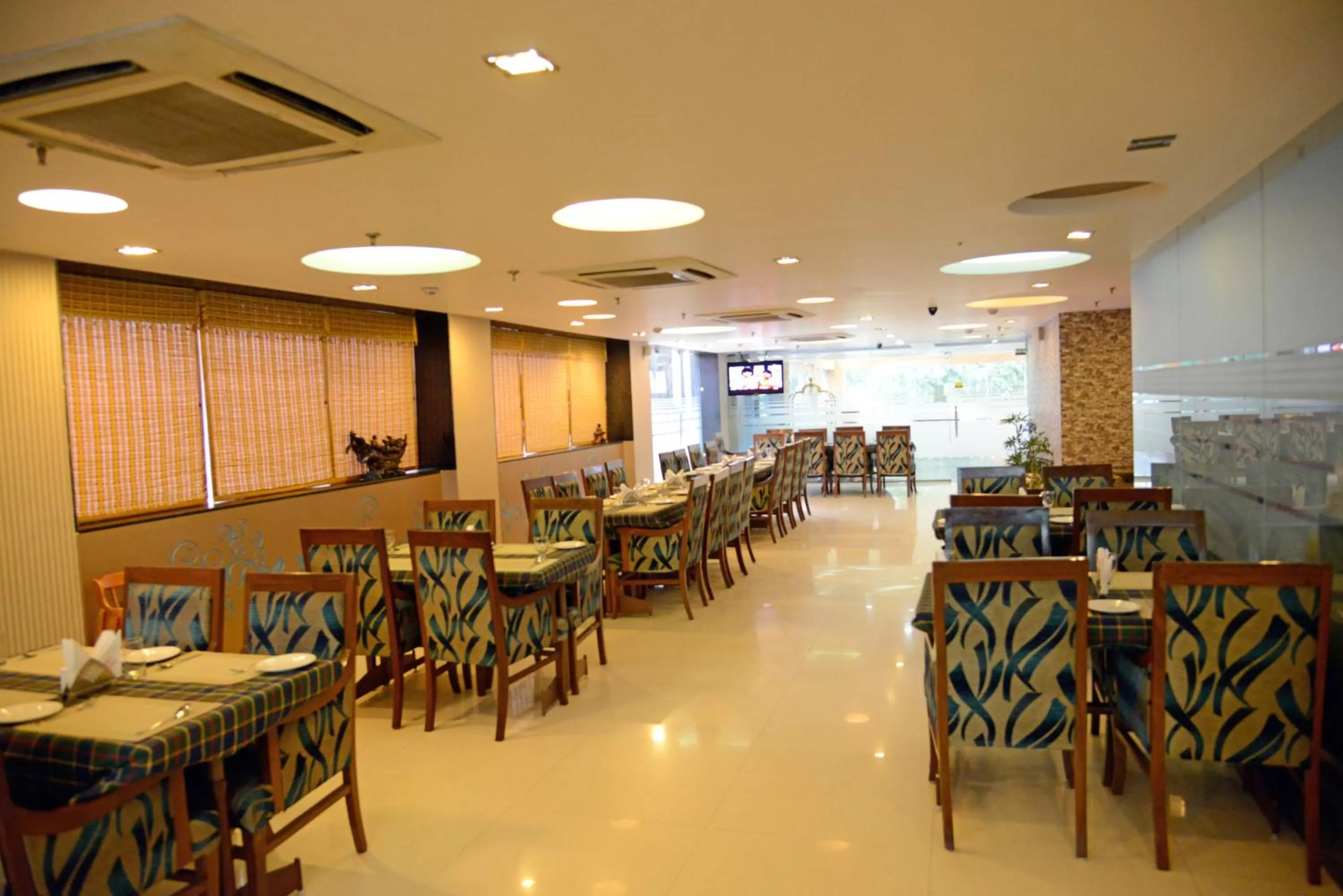 Restaurant/places to eat in Hotel Rajshree & Spa