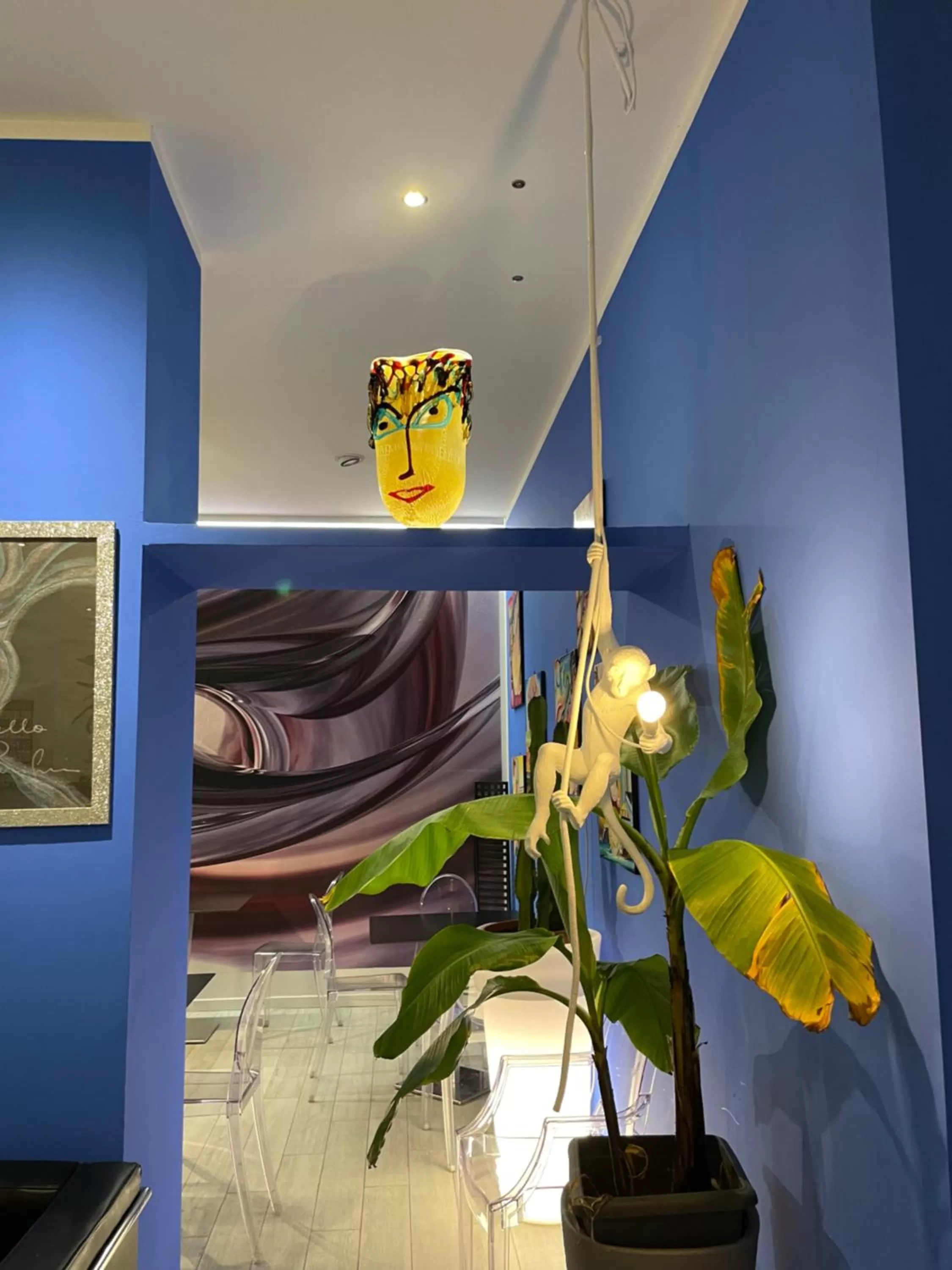 Restaurant/places to eat in Blue Shades Hotel