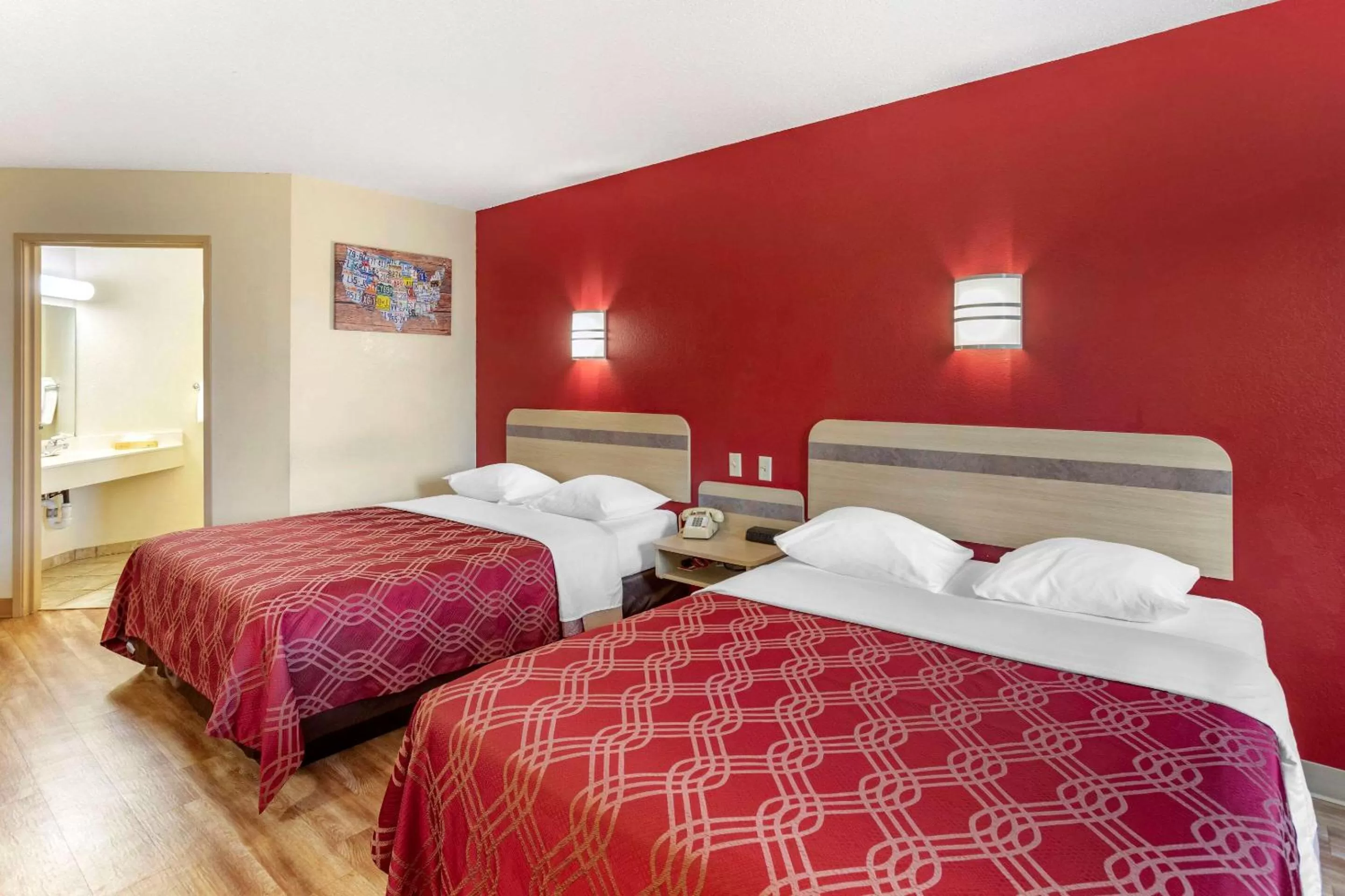 Photo of the whole room, Bed in Econo Lodge