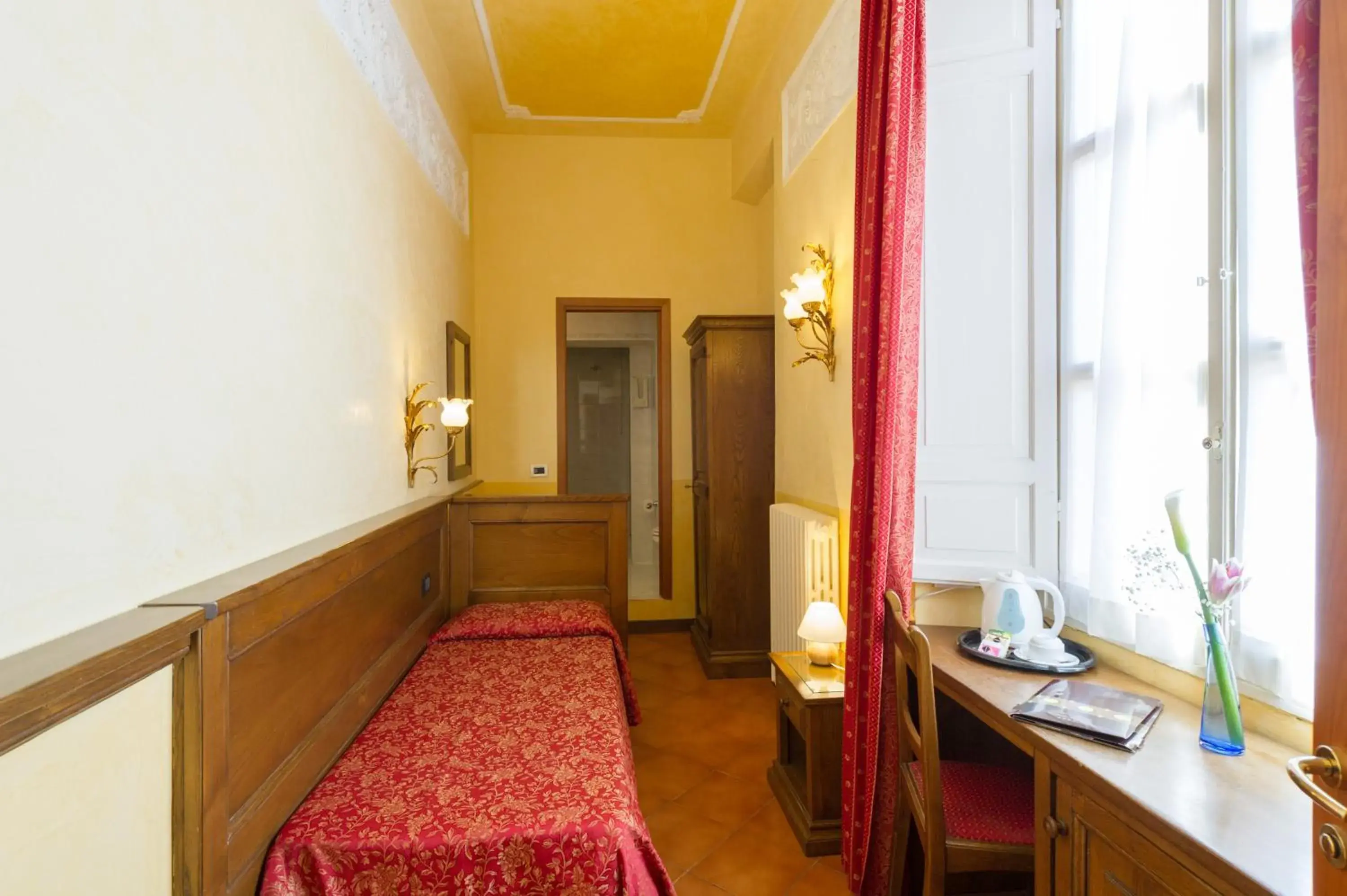 Small Single Room in Hotel California Small Single Room in Hotel California