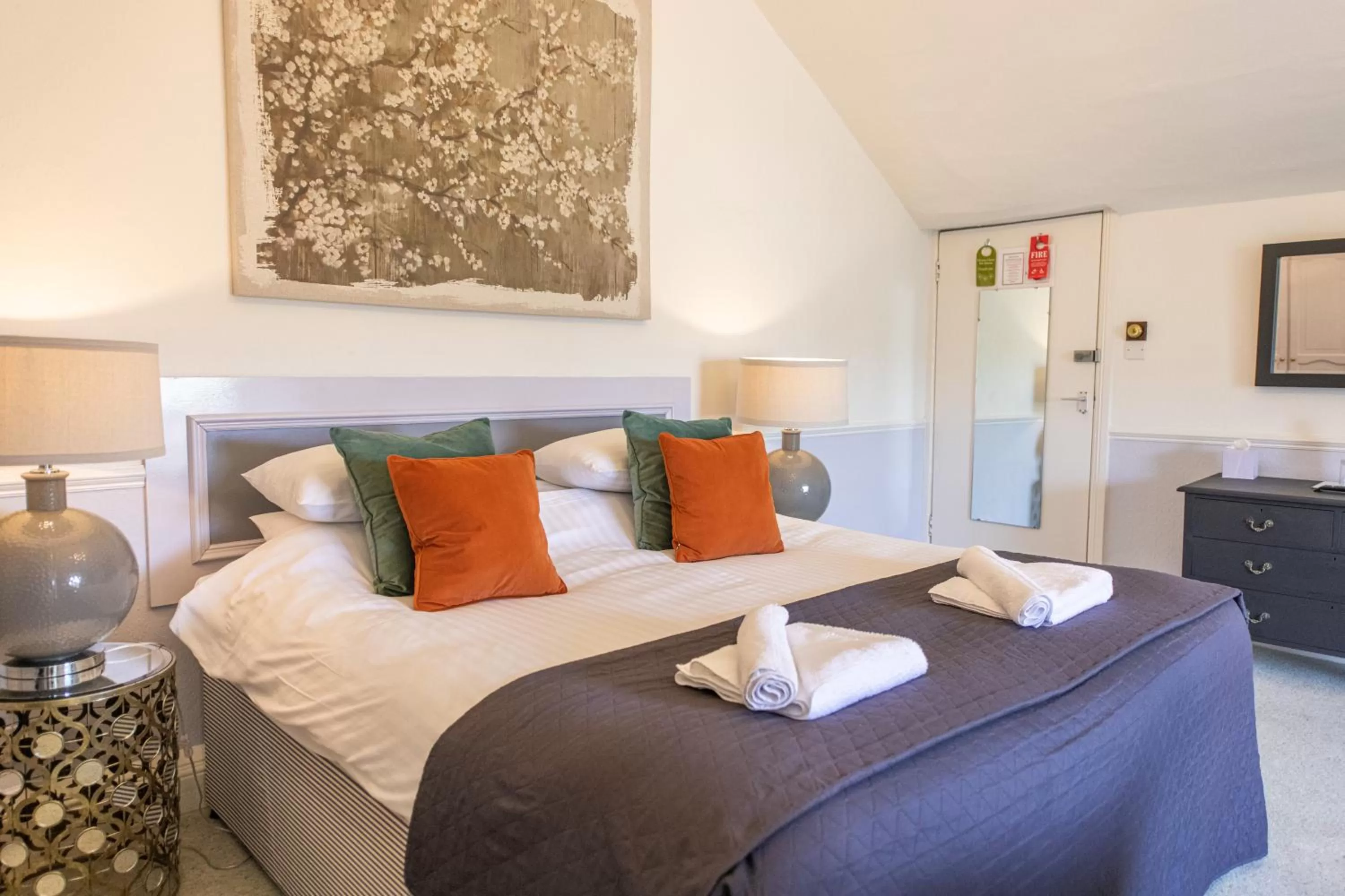 Bedroom, Bed in The Woodlands Hotel