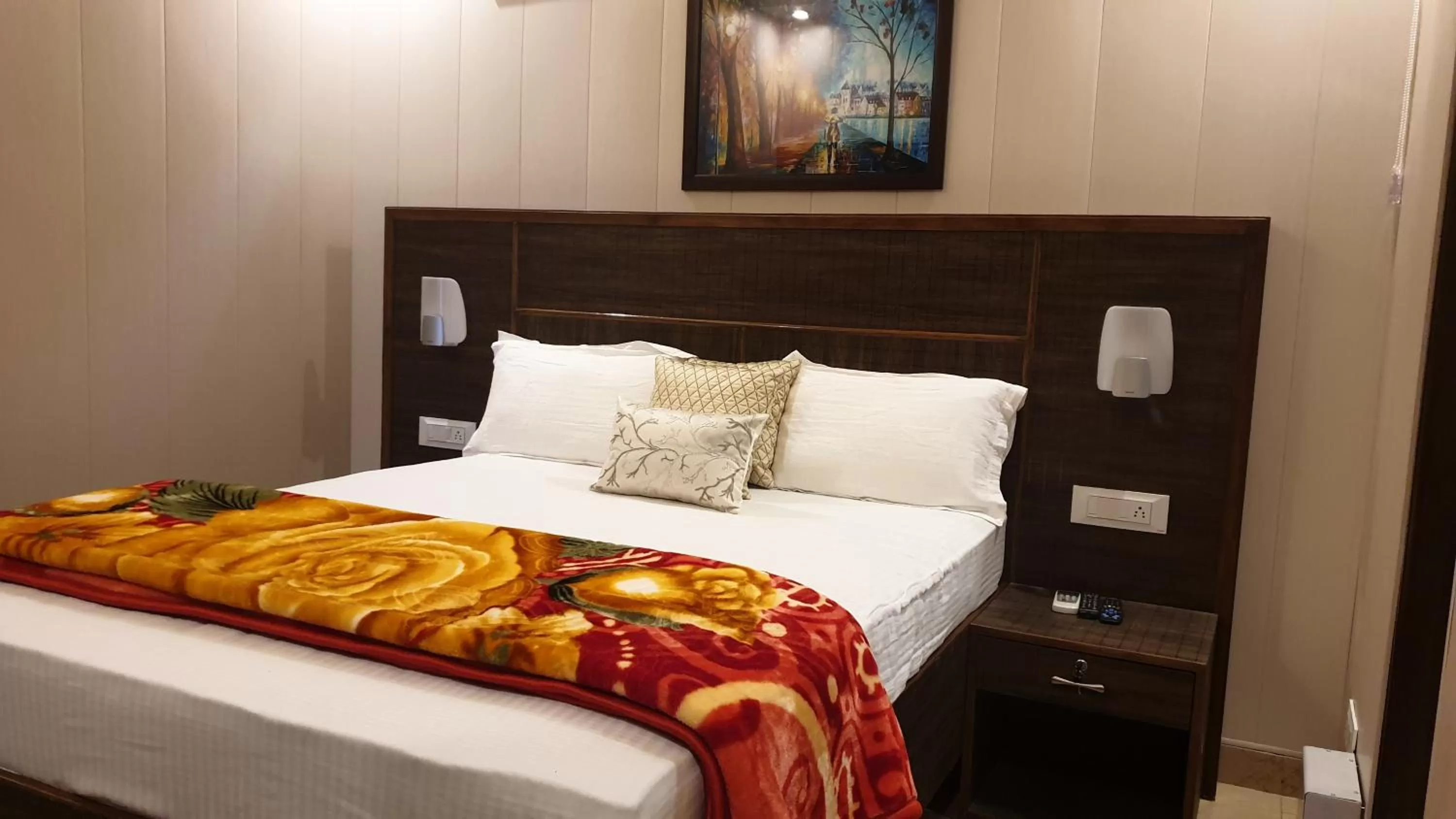 Bedroom, Bed in Maple Leaf Hotel