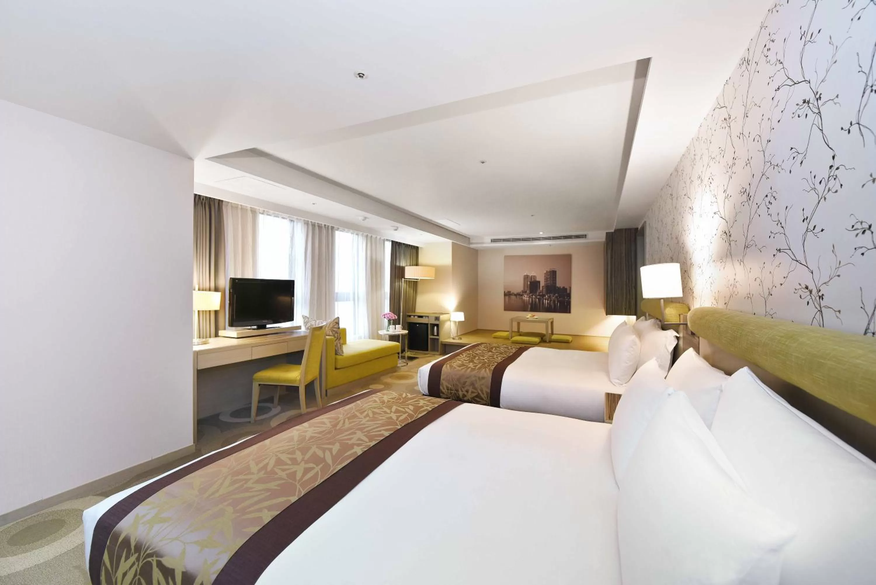 Communal lounge/ TV room, Bed in Fullon Hotel Kaohsiung