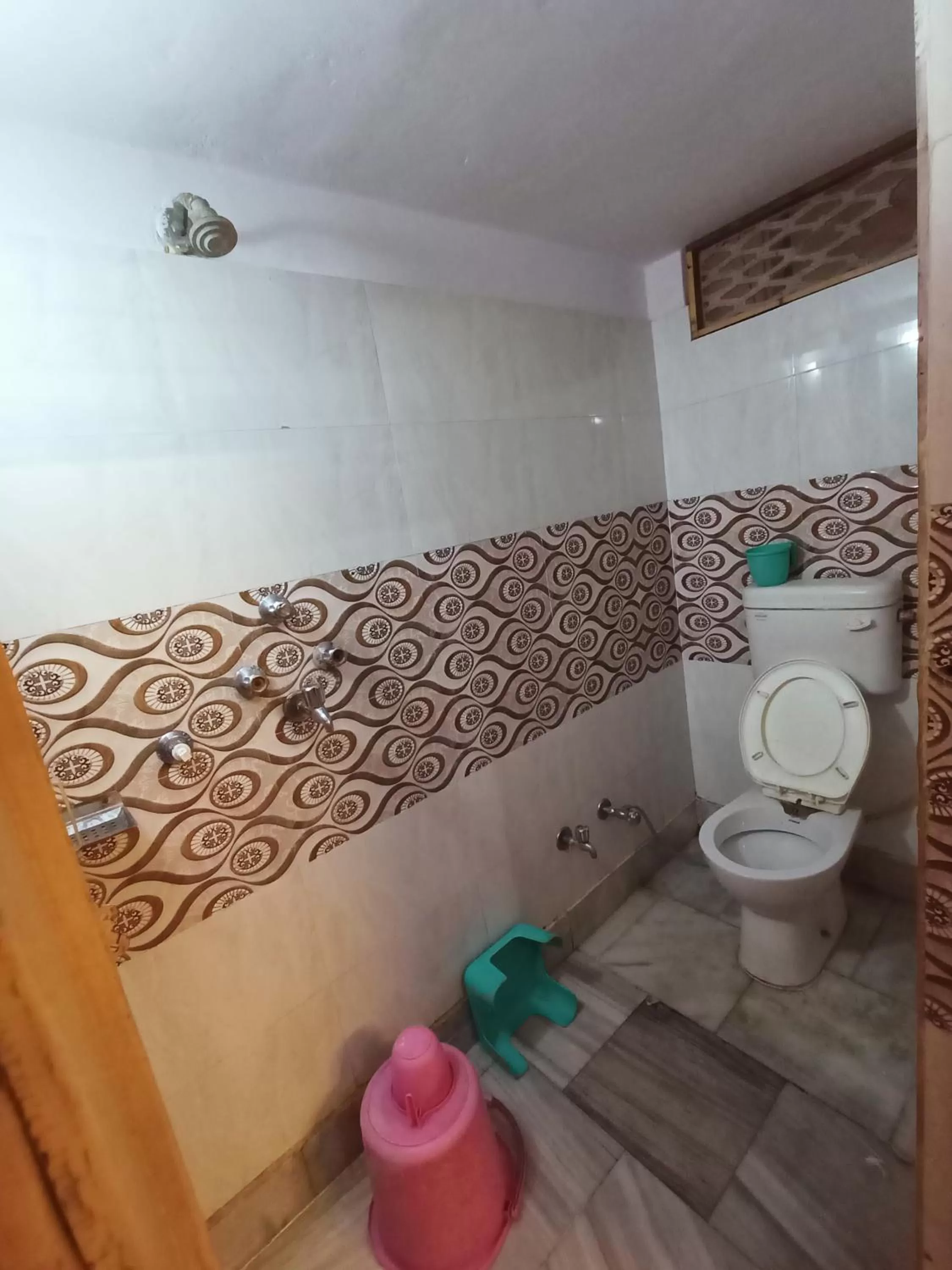 Shower in Hotel Aakash Ganga