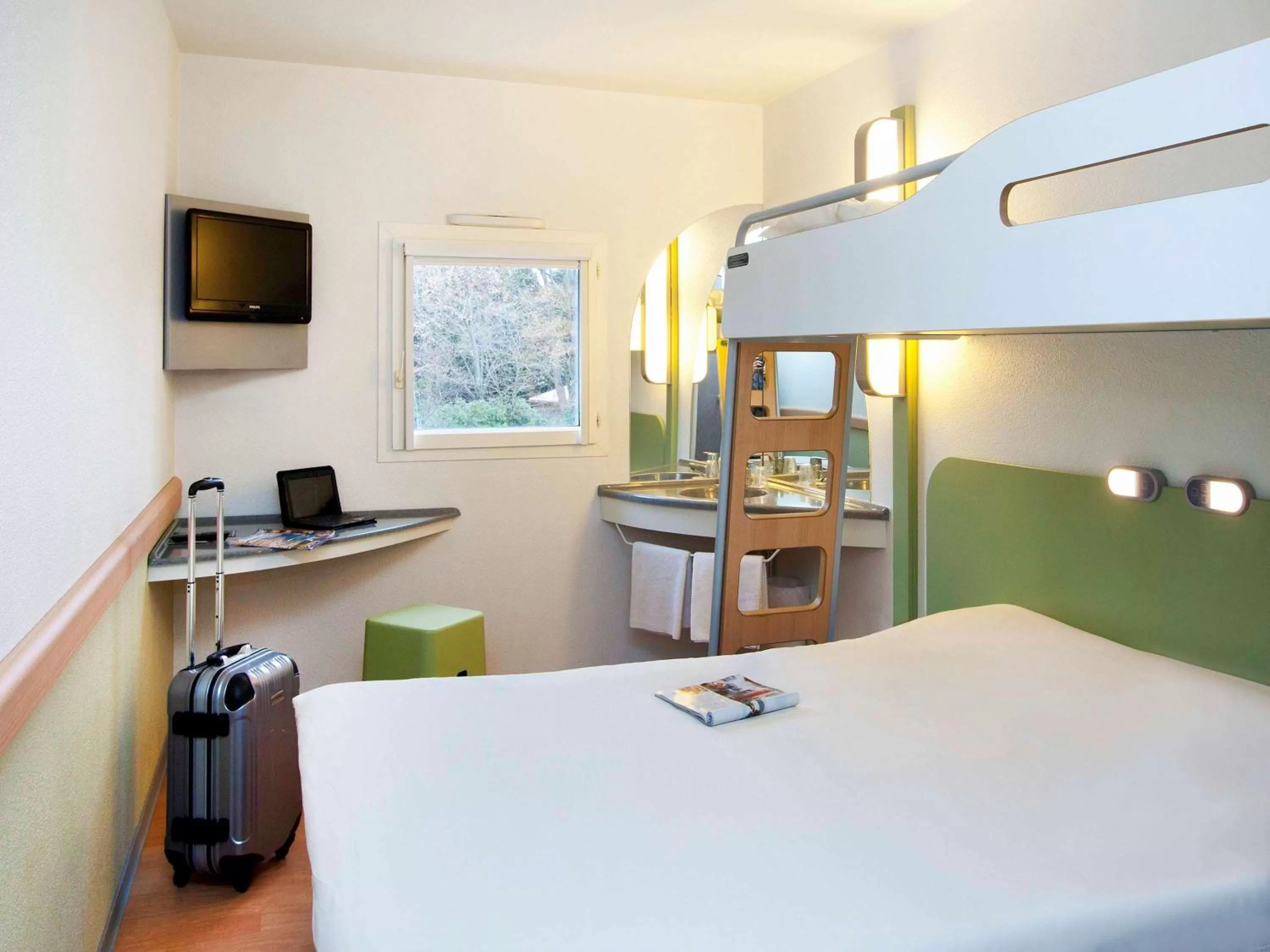 Photo of the whole room, Bed in Ibis Budget Sisteron