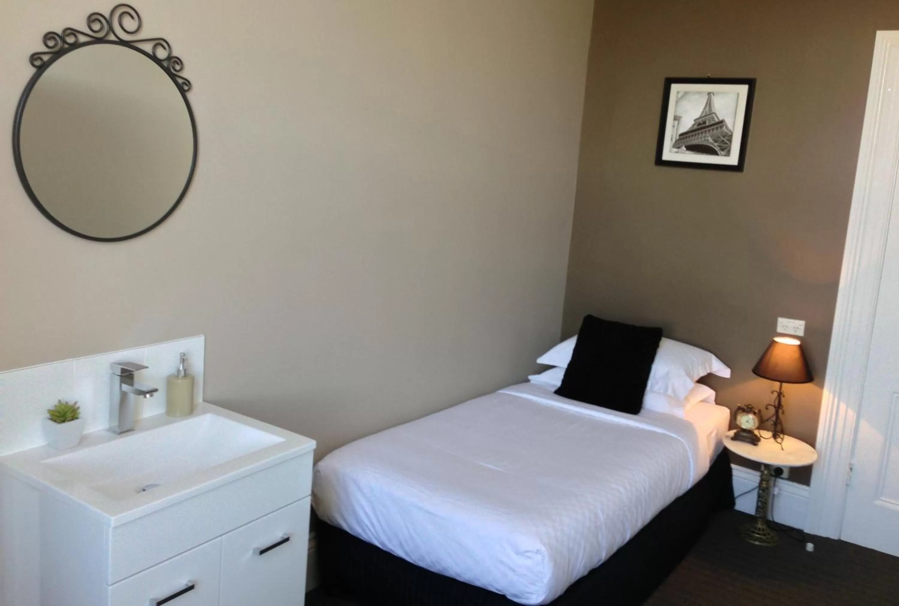 Bedroom, Bed in Centennial Inn on Bathurst