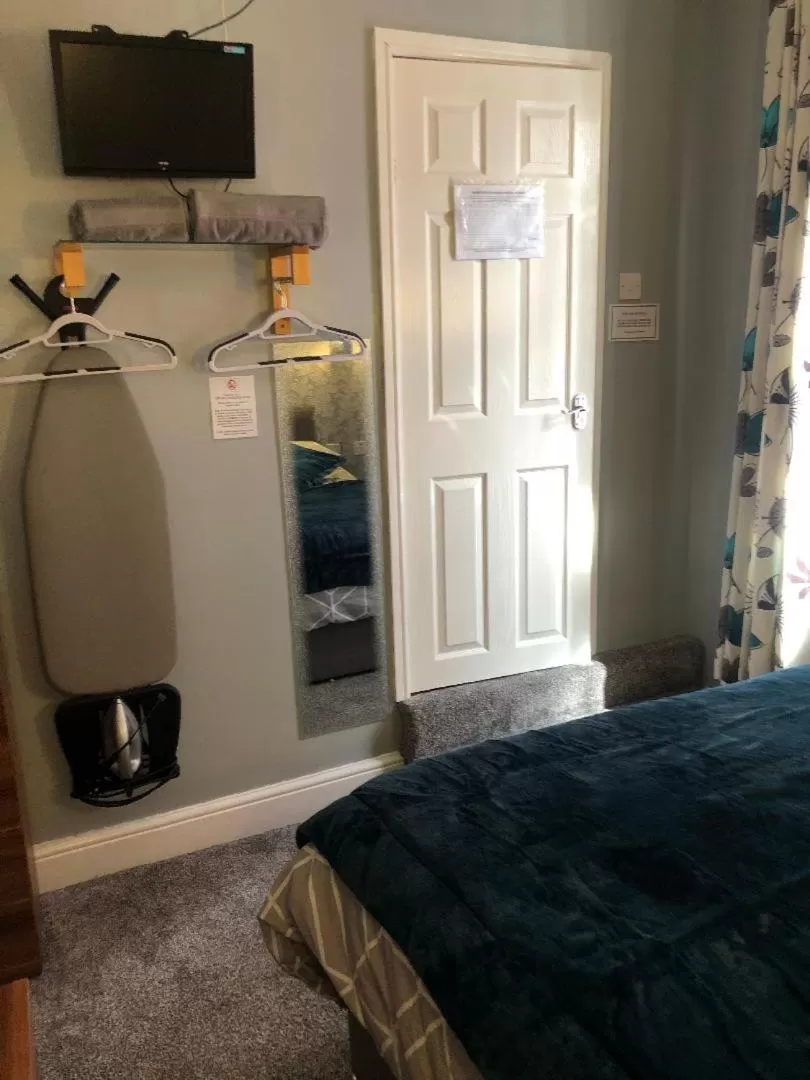 Property building, Bed in Springfield Hotel