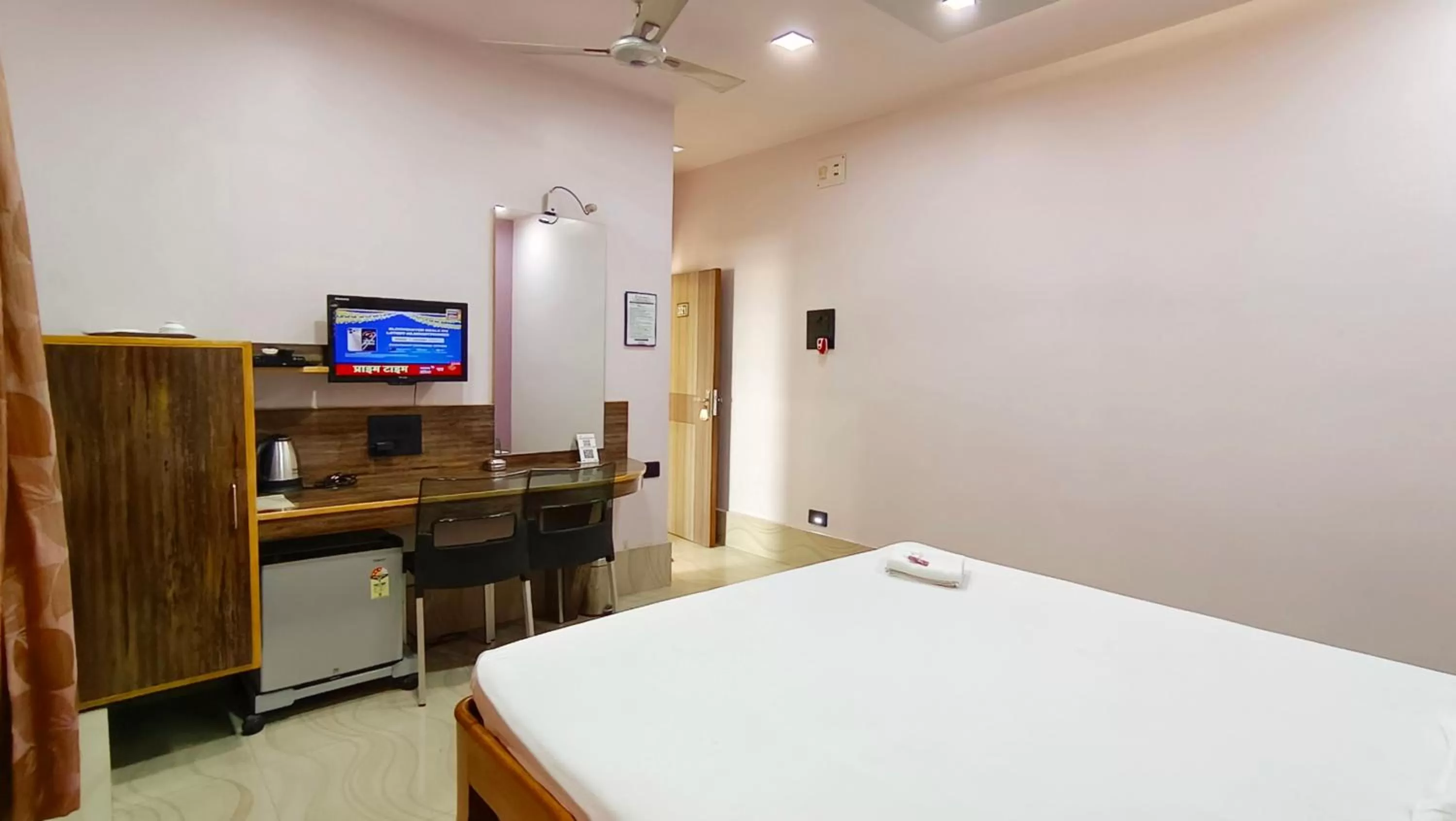 TV/Entertainment Center in Hotel Samrat