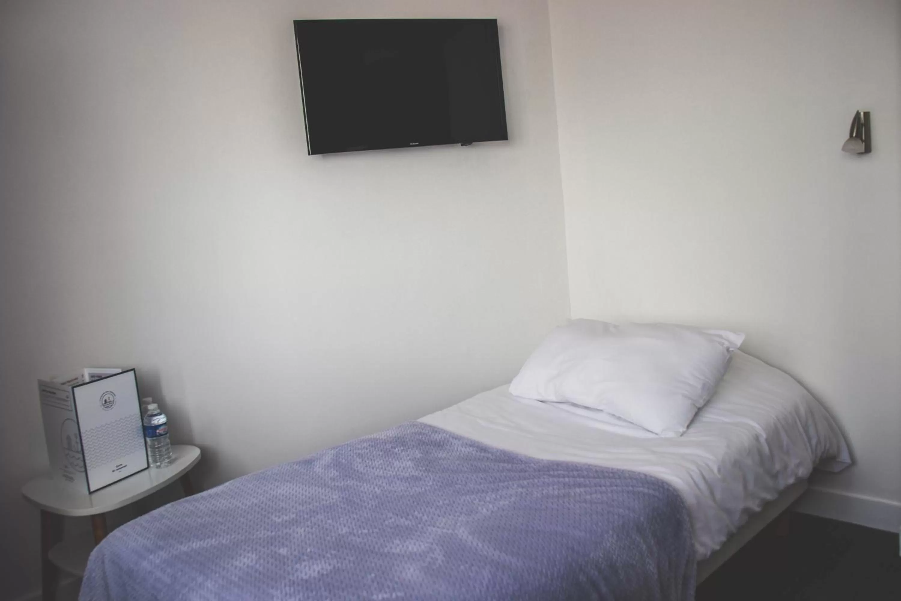 Bed in Hôtel Restaurant L'Atelier des Cousins