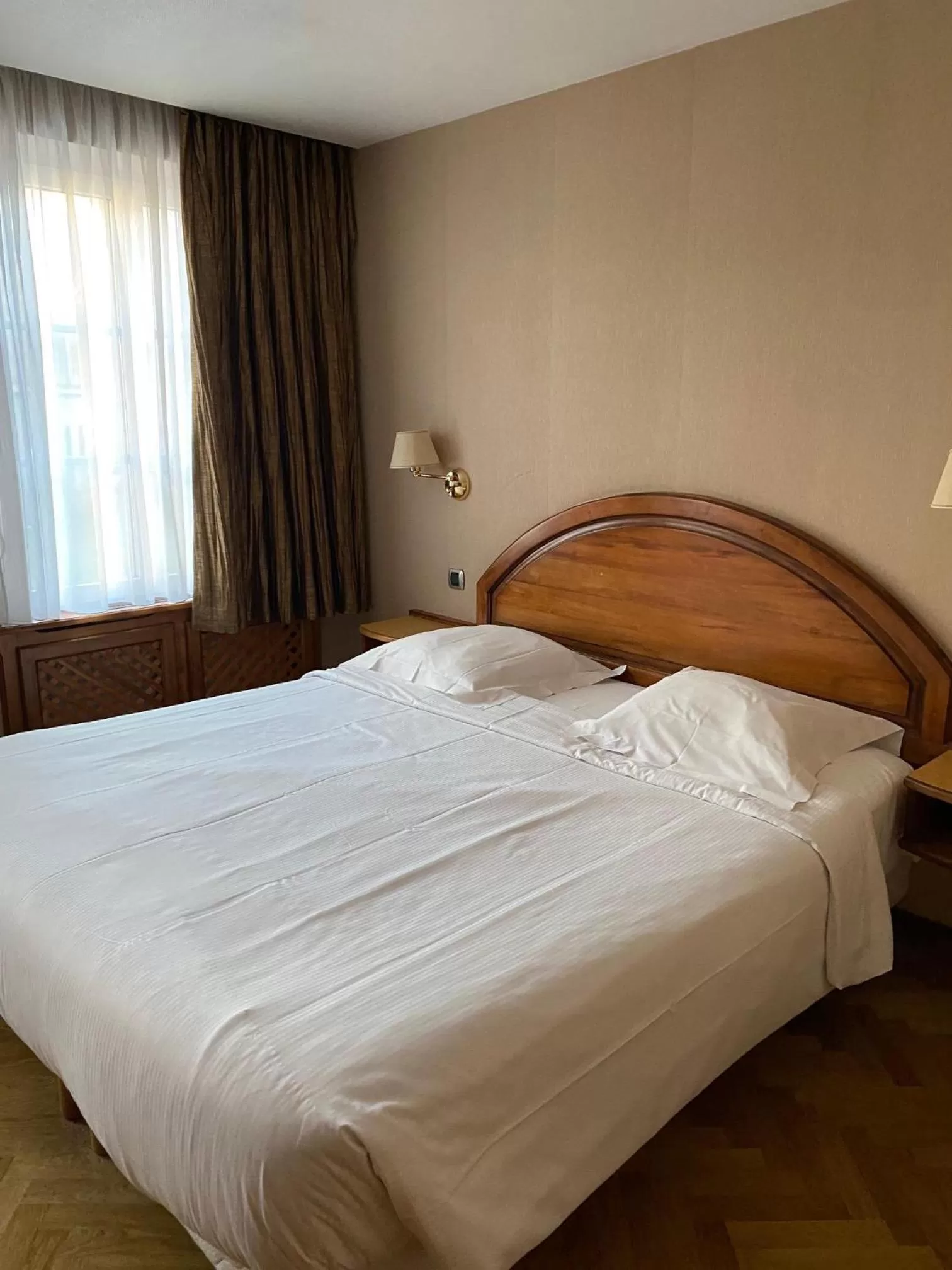 Property building, Bed in Logis Hôtel Restaurant Au Cerf d'Or