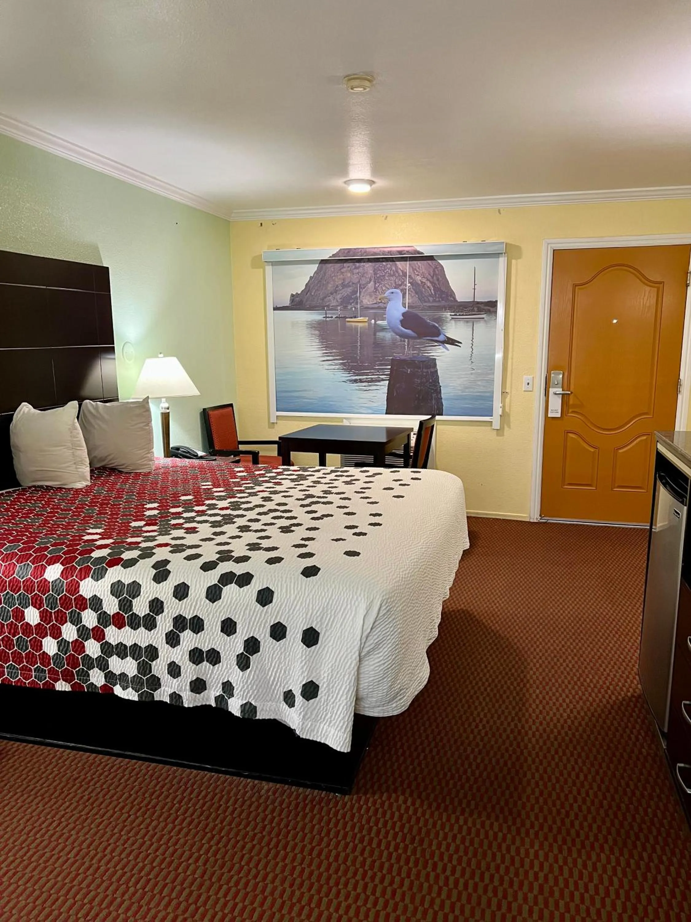 Property building, Bed in Morro Bay Beach Inn