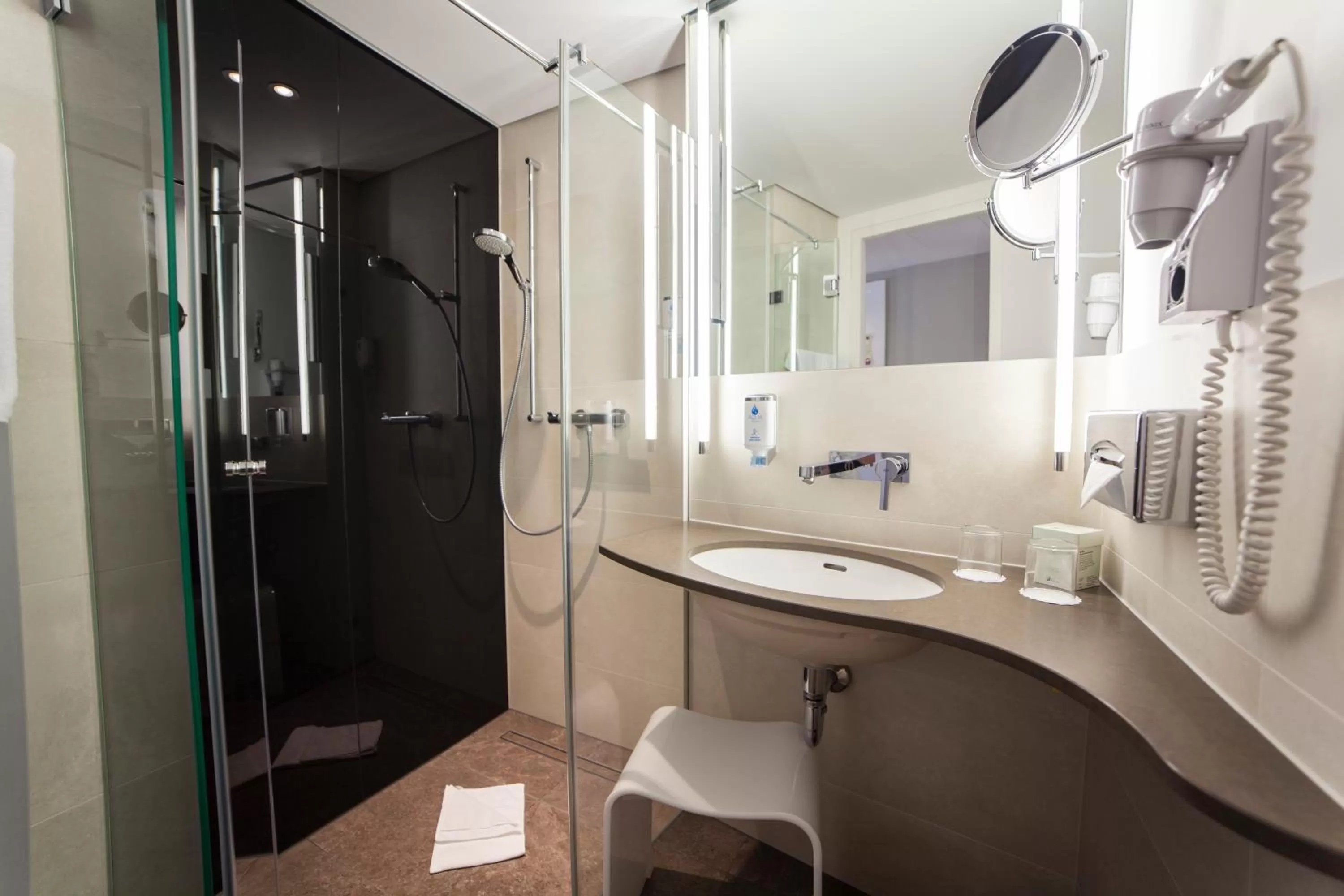 Shower in Kongresshotel Potsdam am Templiner See