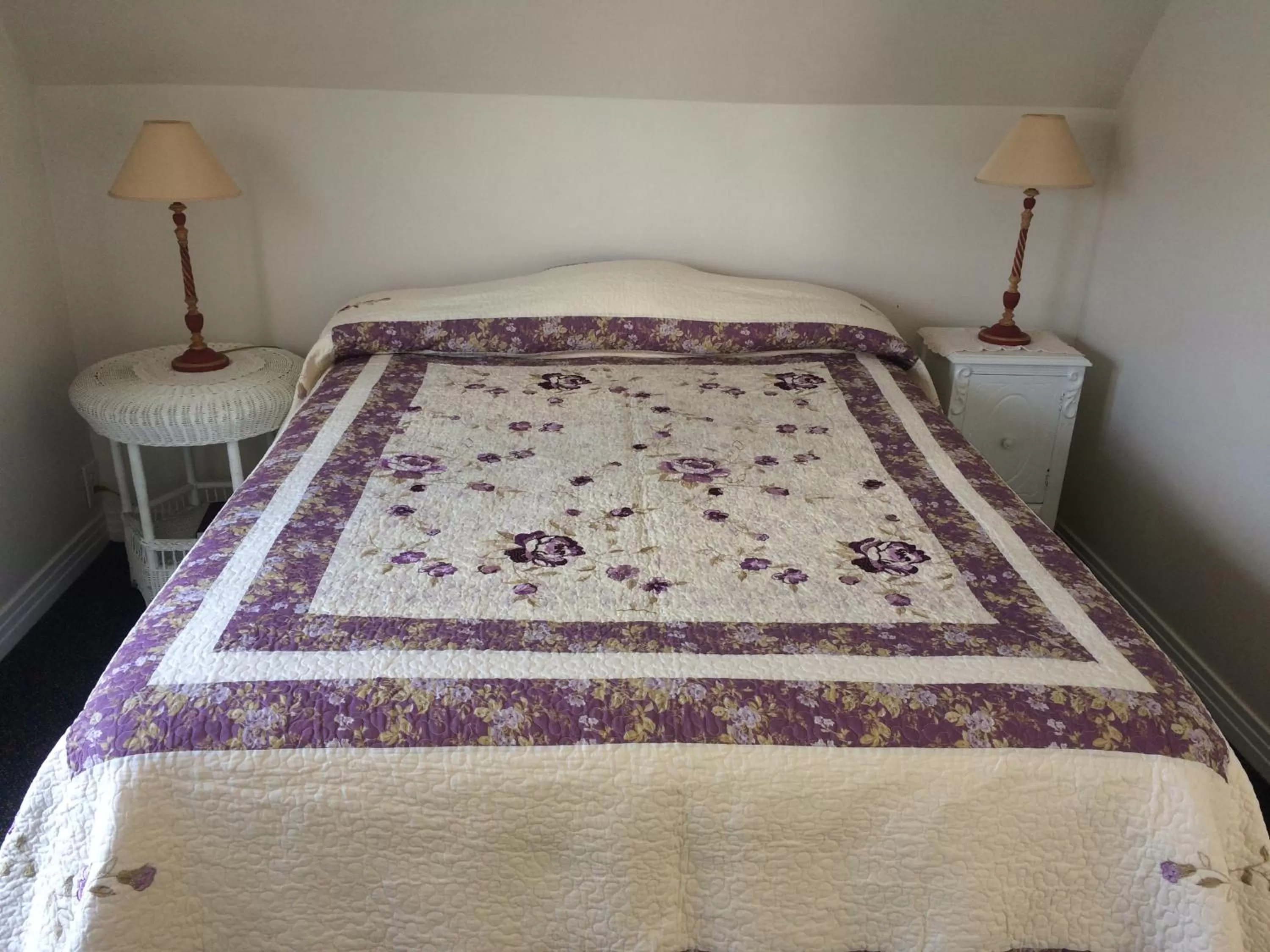 Bedroom, Bed in Angie's Guest Cottage