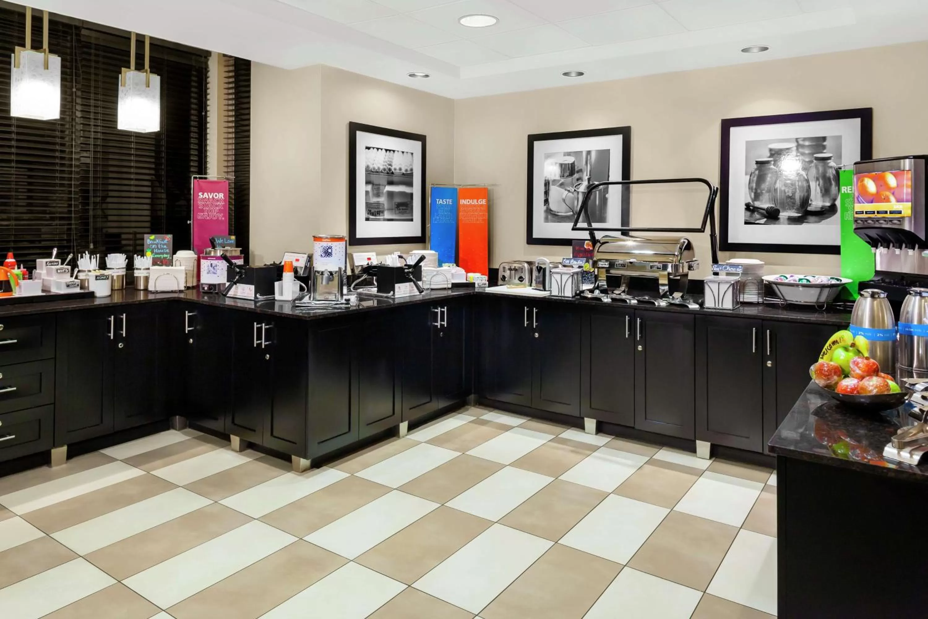 Dining area in Hampton Inn Miami/Dadeland