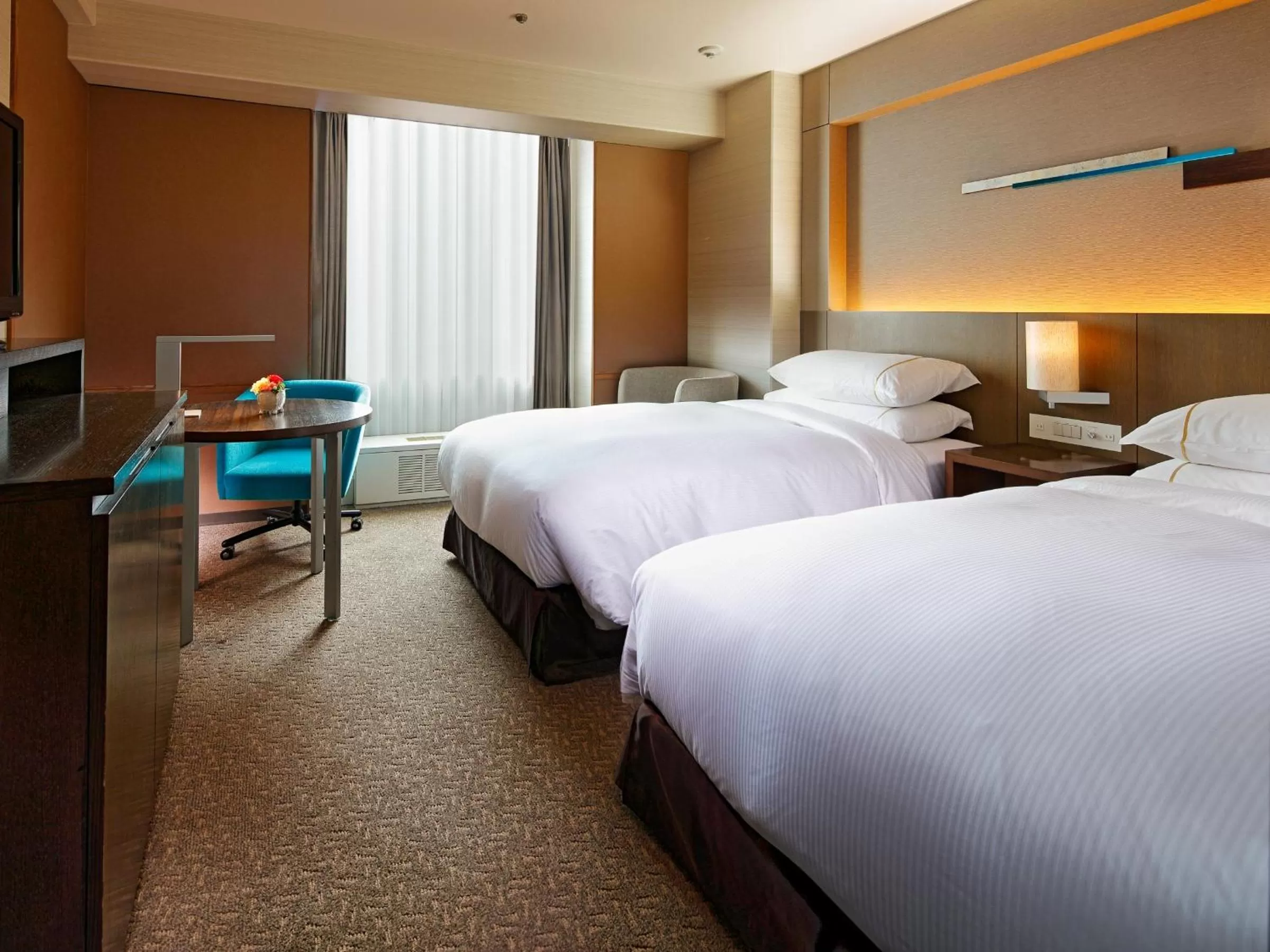 Photo of the whole room, Bed in Sheraton Miyako Hotel Osaka