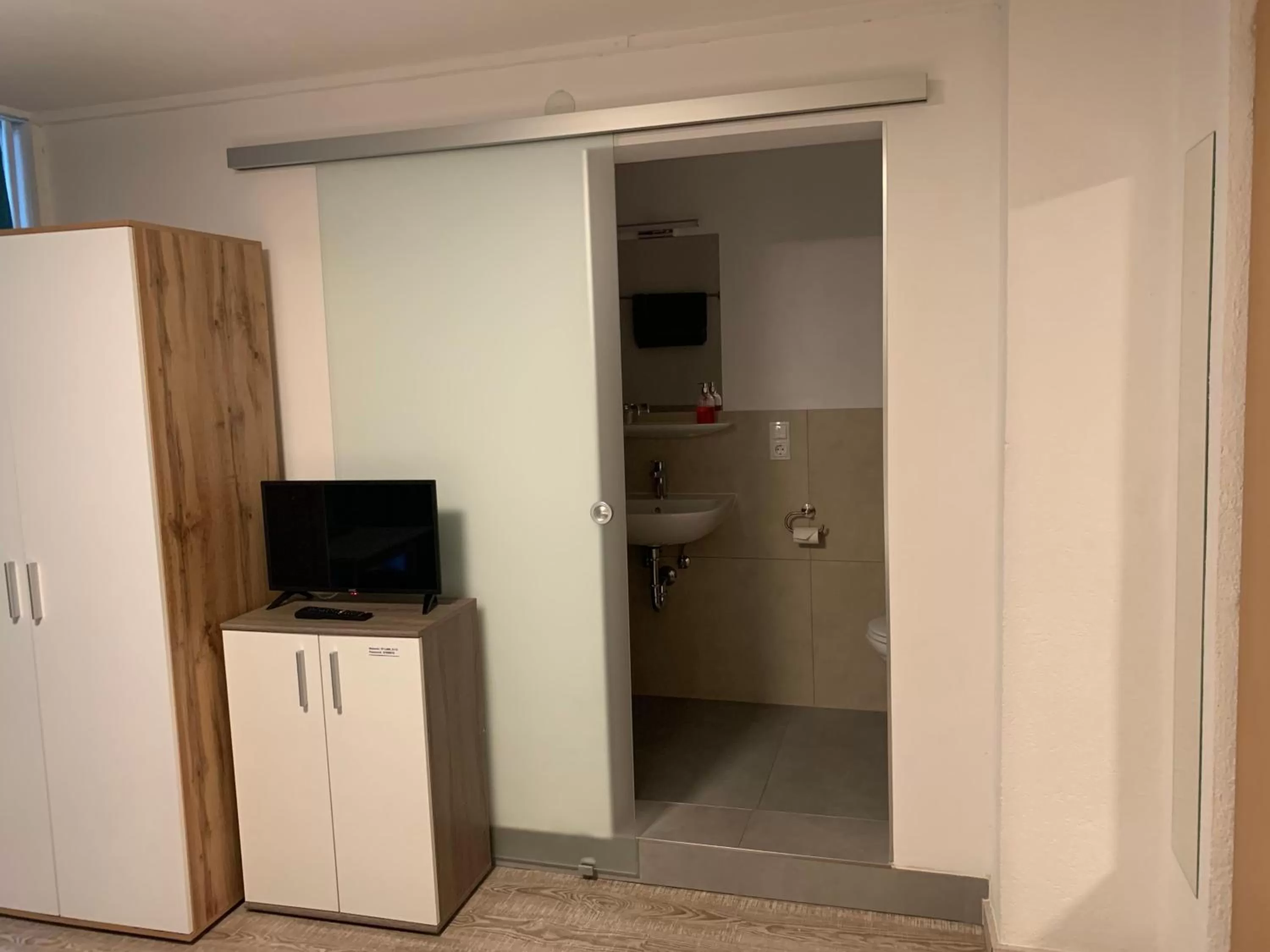 TV/Entertainment Center in Hotel am Bahnhof