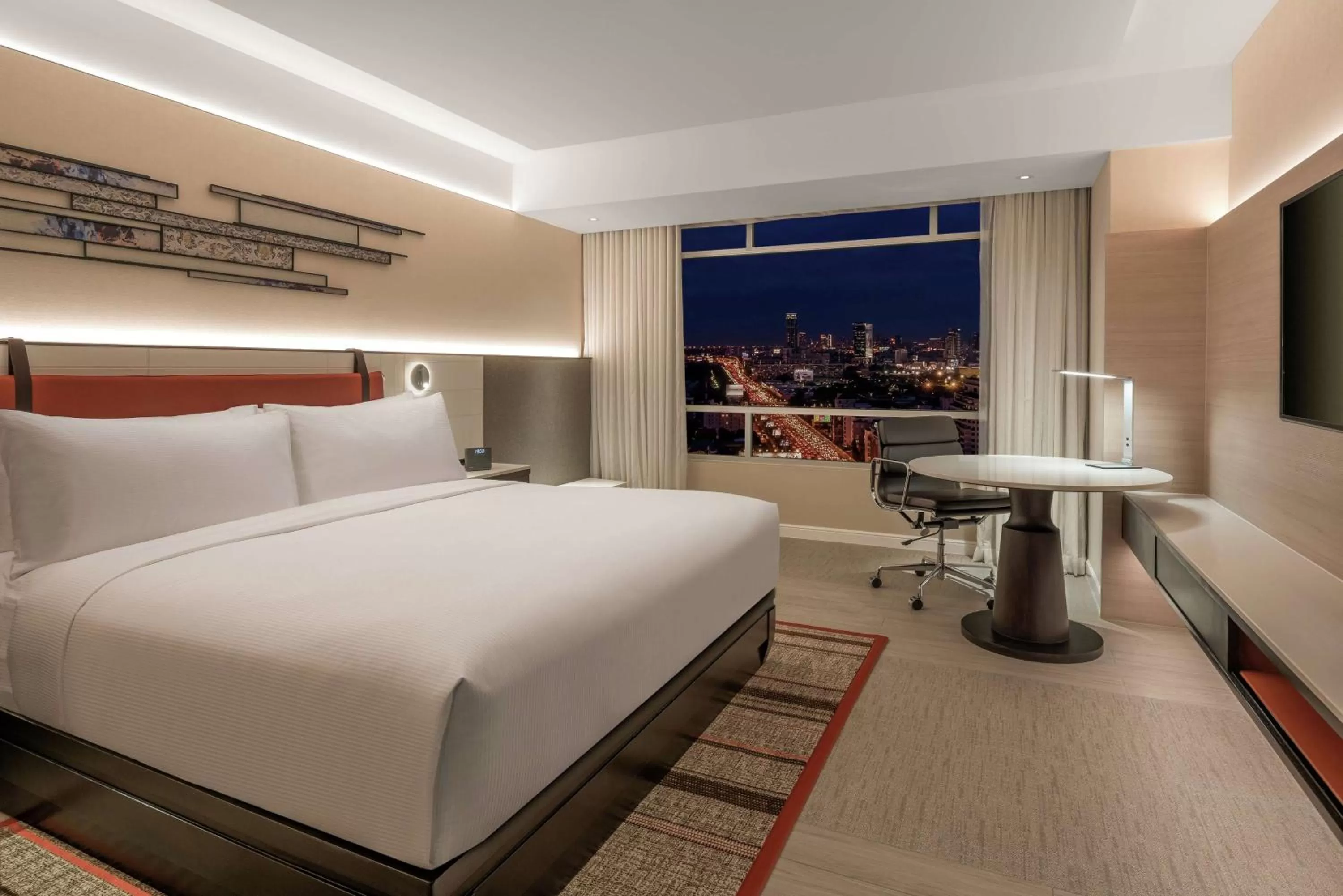 Bedroom, Bed in DoubleTree by Hilton Bangkok Ploenchit