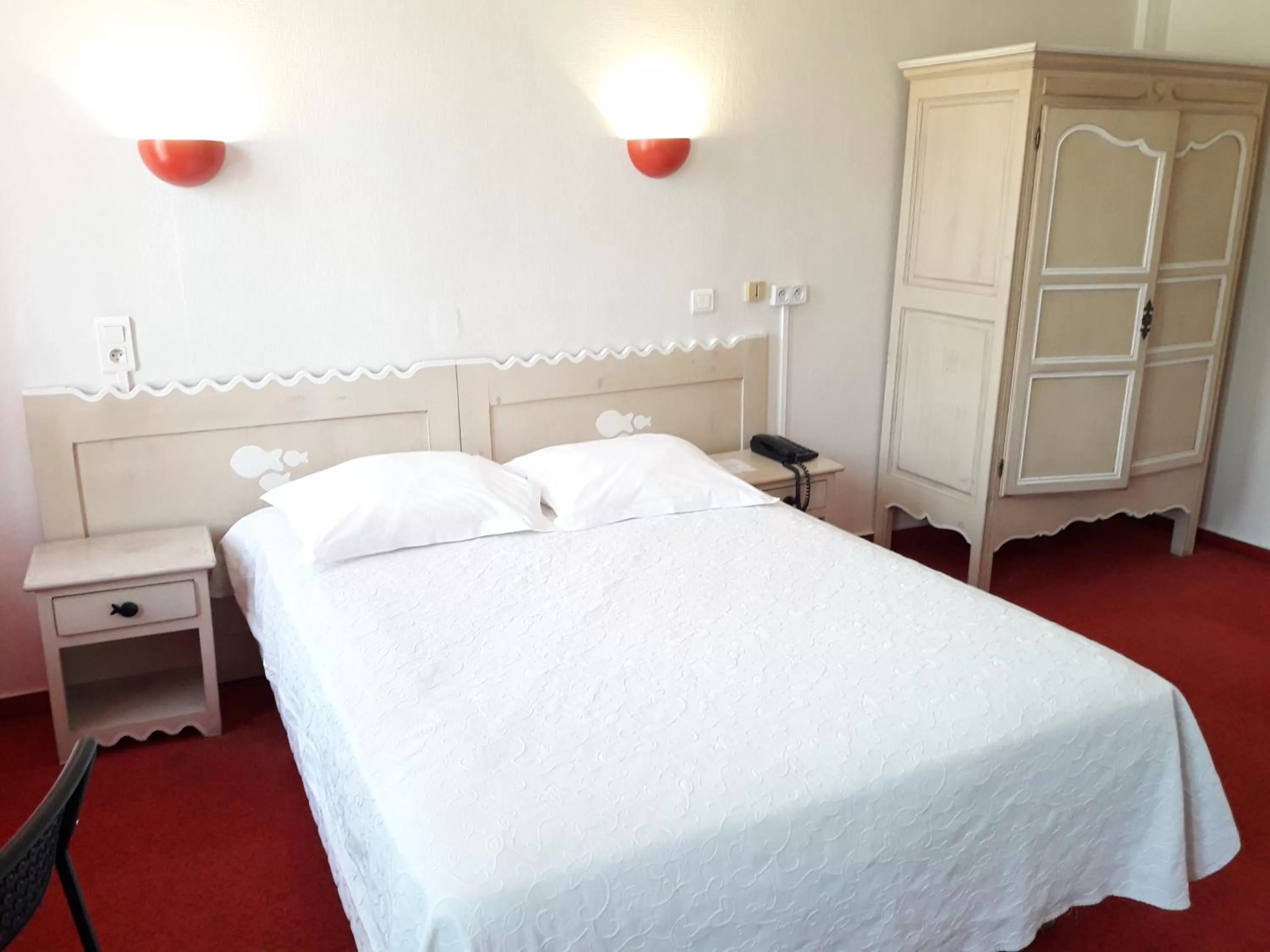 Photo of the whole room, Bed in Au Nouvel Hôtel