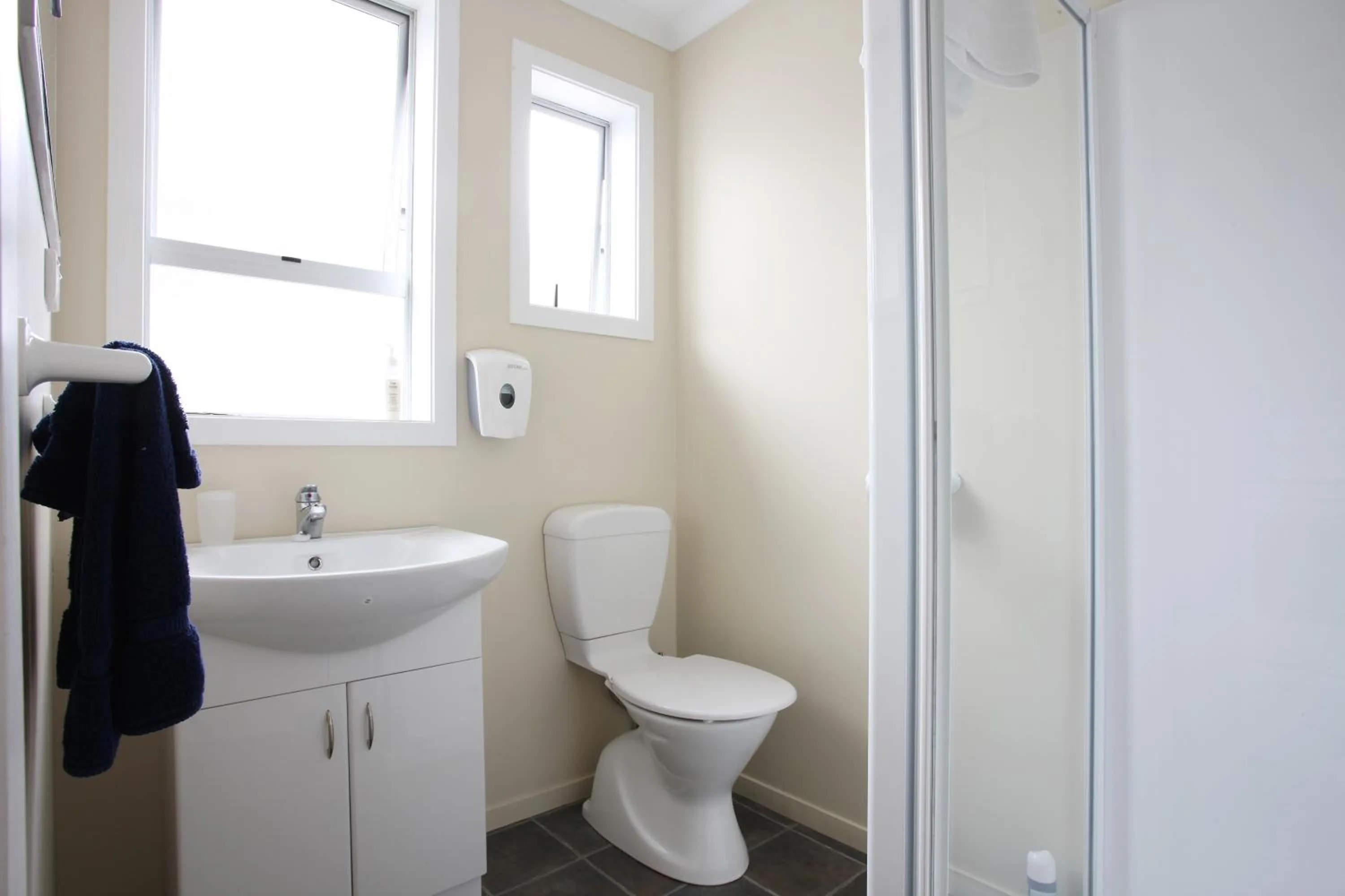 Toilet in Queens Park Motels