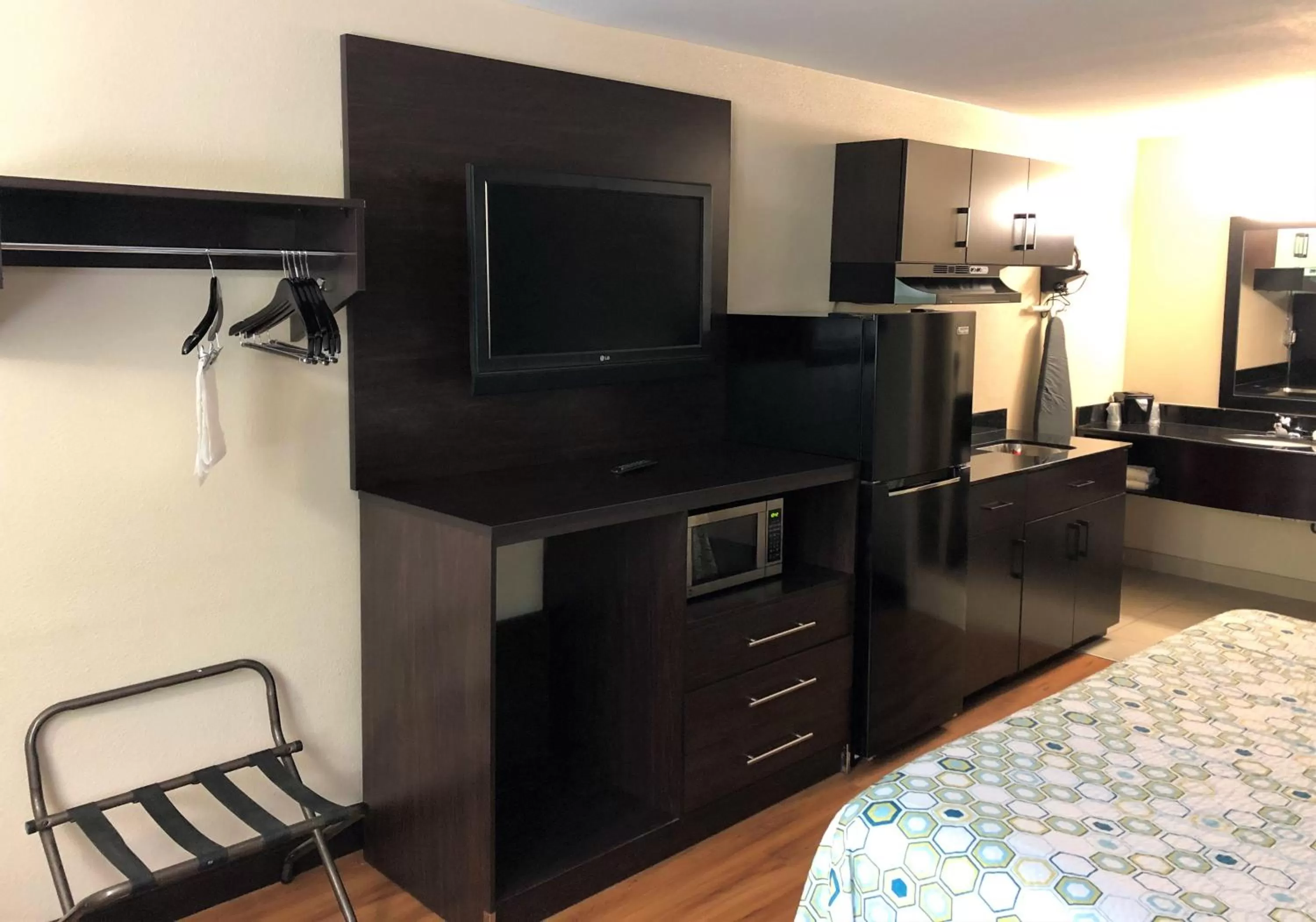 Photo of the whole room, Bed in HomeTowne Studios by Red Roof Bordentown - McGuire AFB