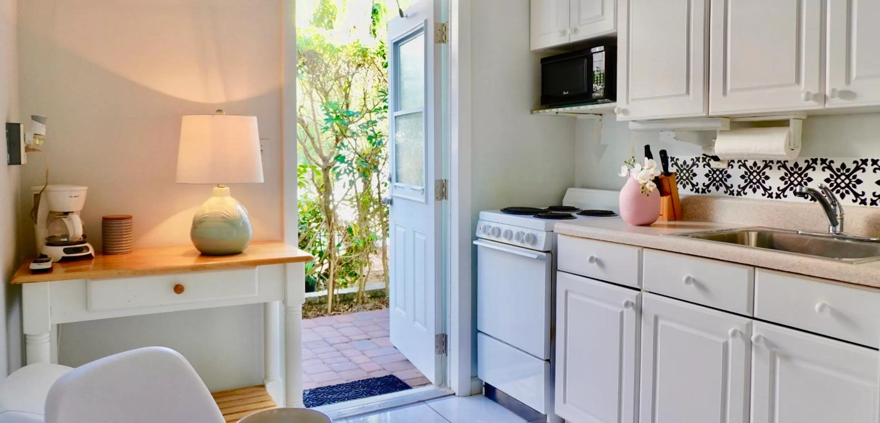 Kitchen or kitchenette in 4145 By The Sea Inn & Suites