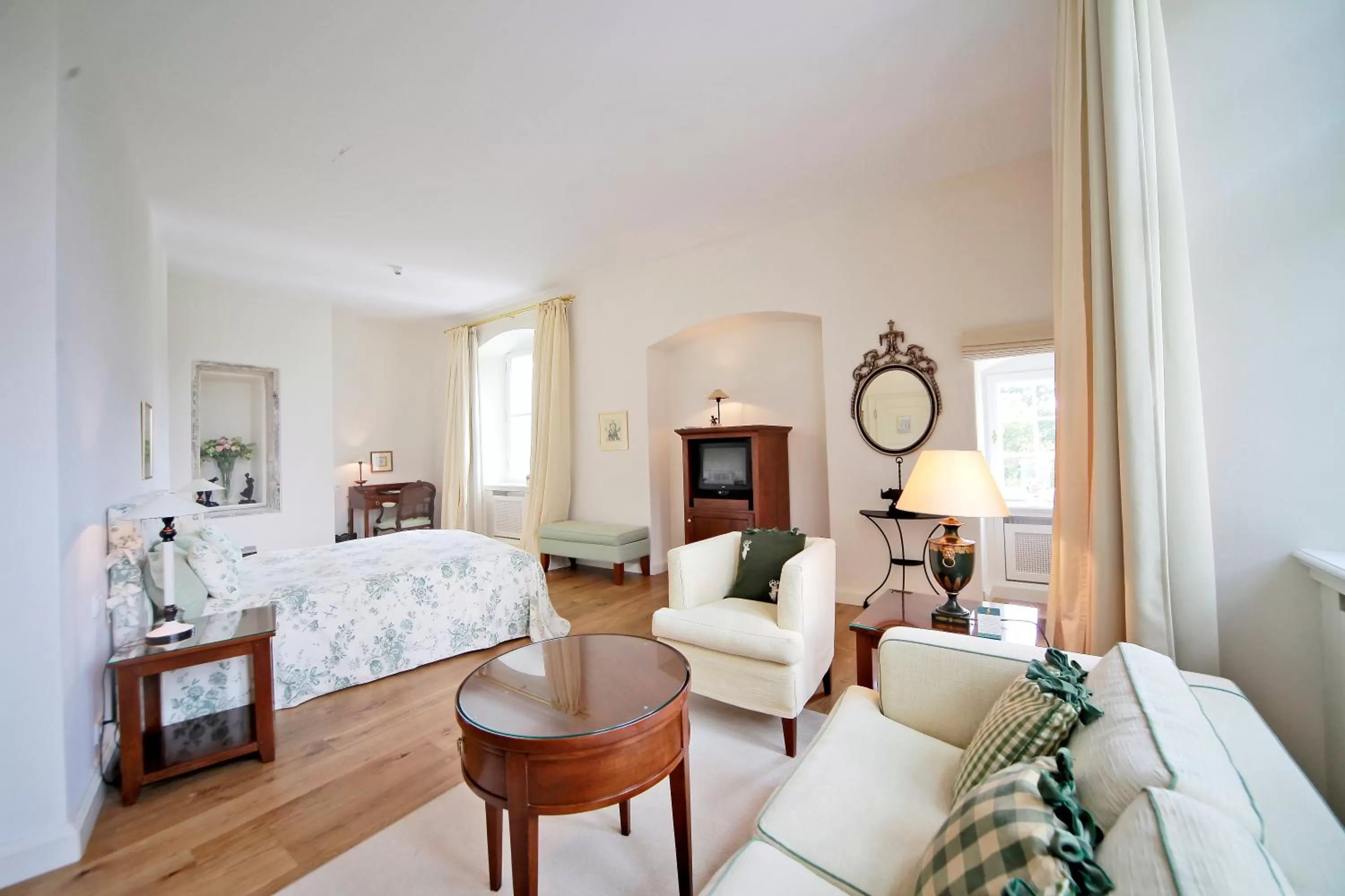 Photo of the whole room, Bed in Schlosshotel Münchhausen