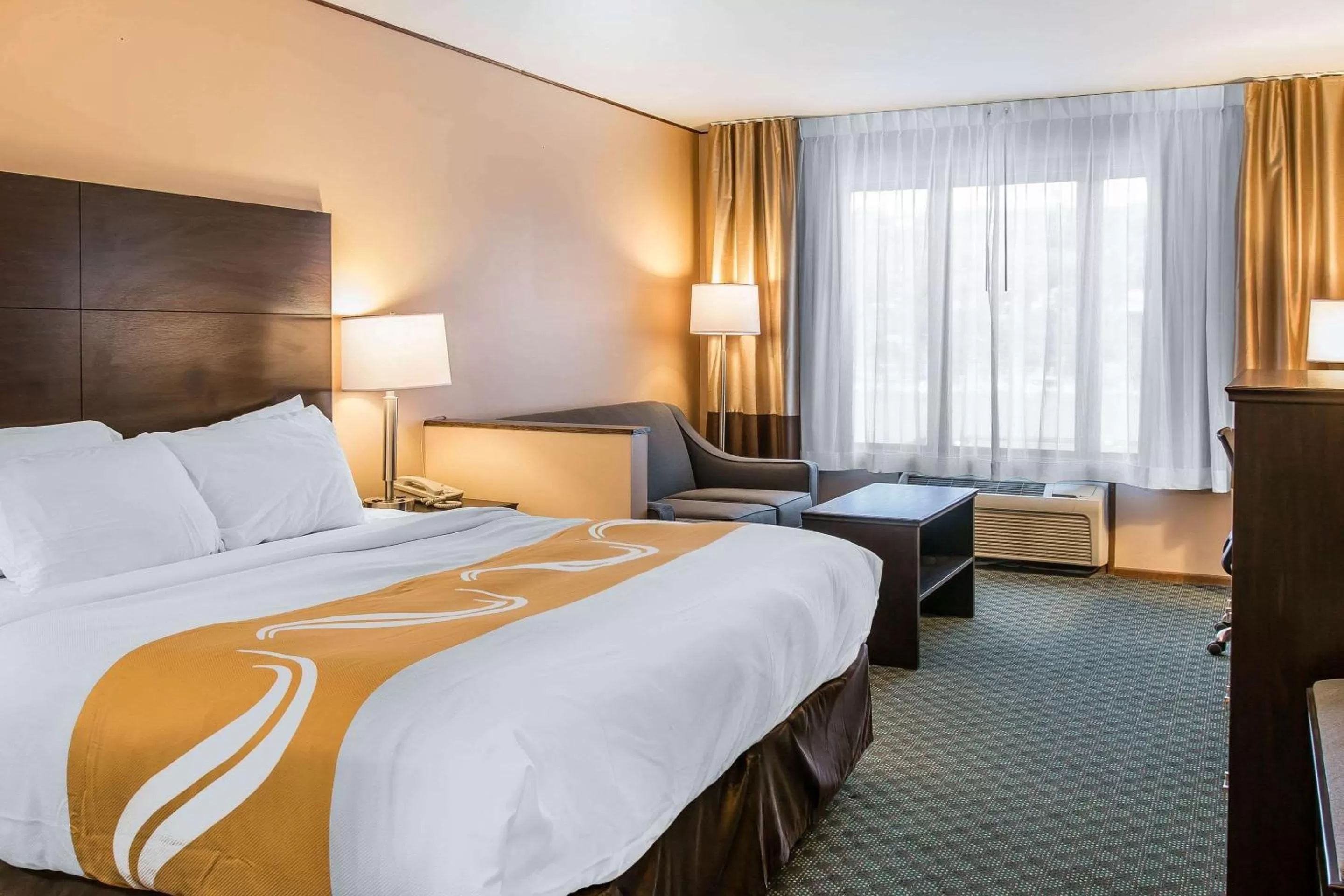 Photo of the whole room, Bed in Quality Inn & Suites Houghton Downtown