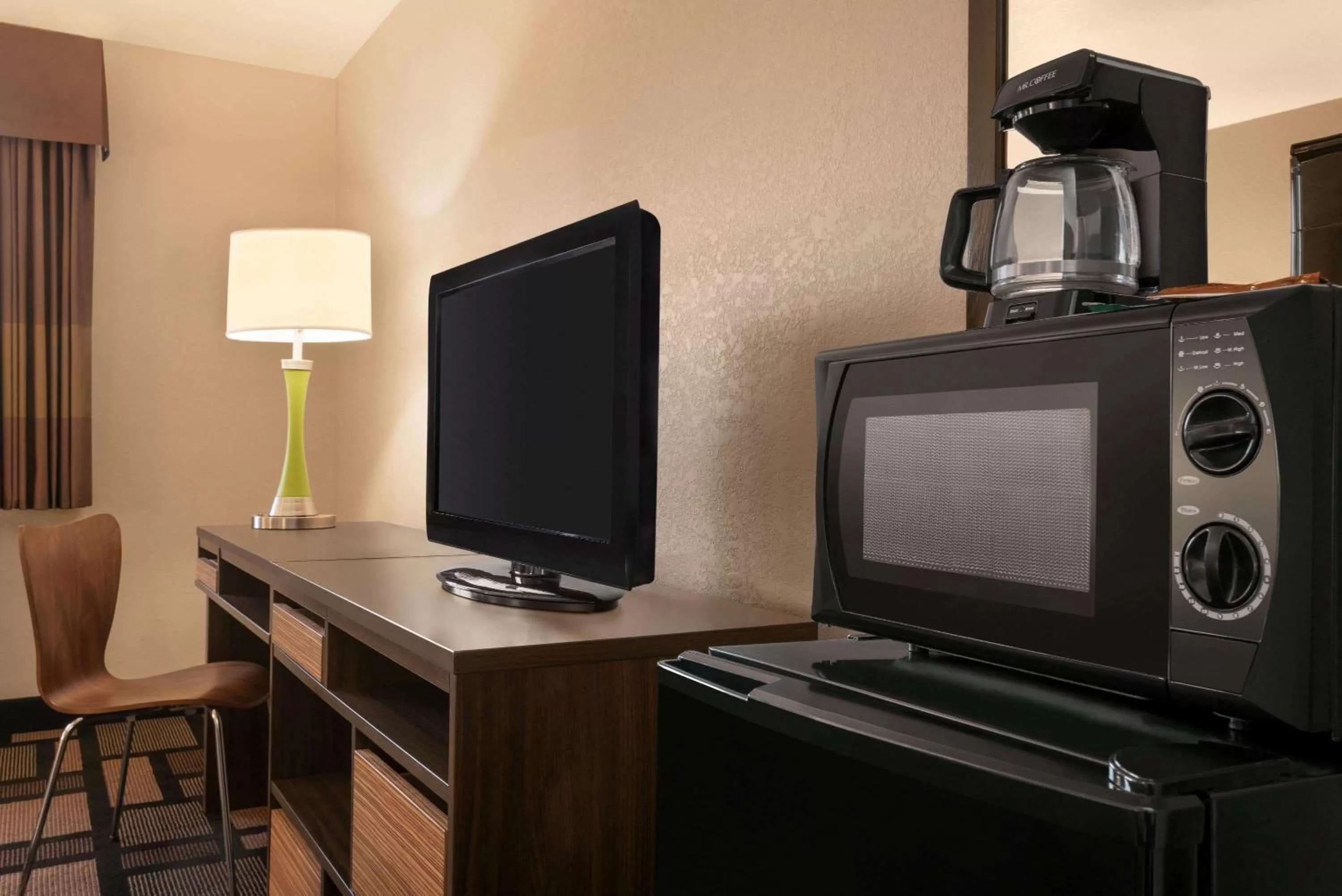 Photo of the whole room in Super 8 by Wyndham Akron S/Green/Uniontown OH