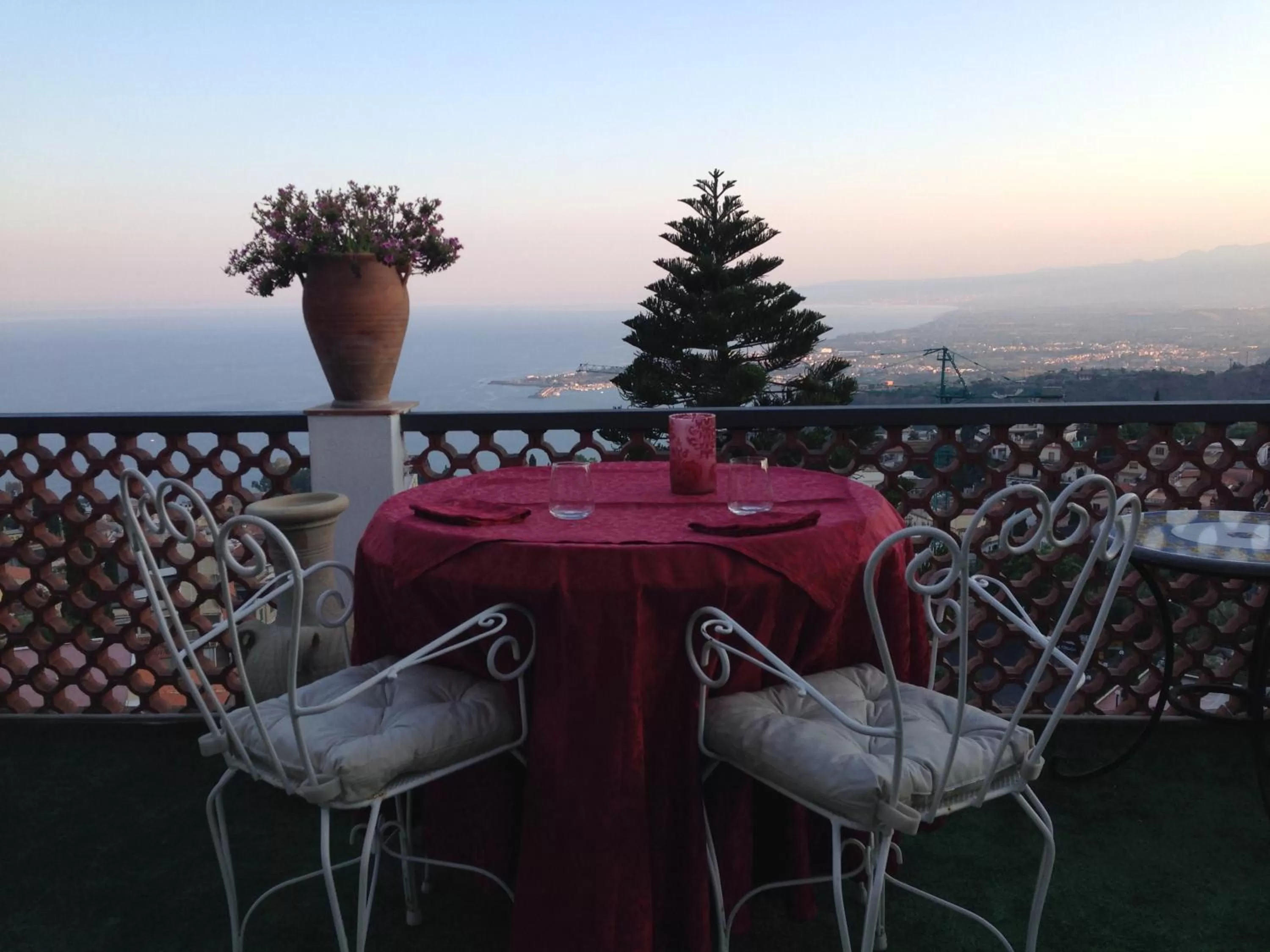 Restaurant/places to eat in Villa Greta Hotel Rooms & Suites