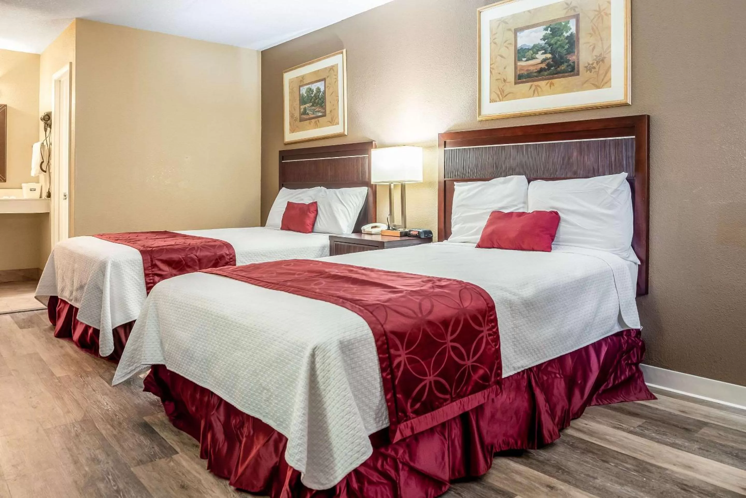 Photo of the whole room, Bed in Rodeway Inn Bushnell