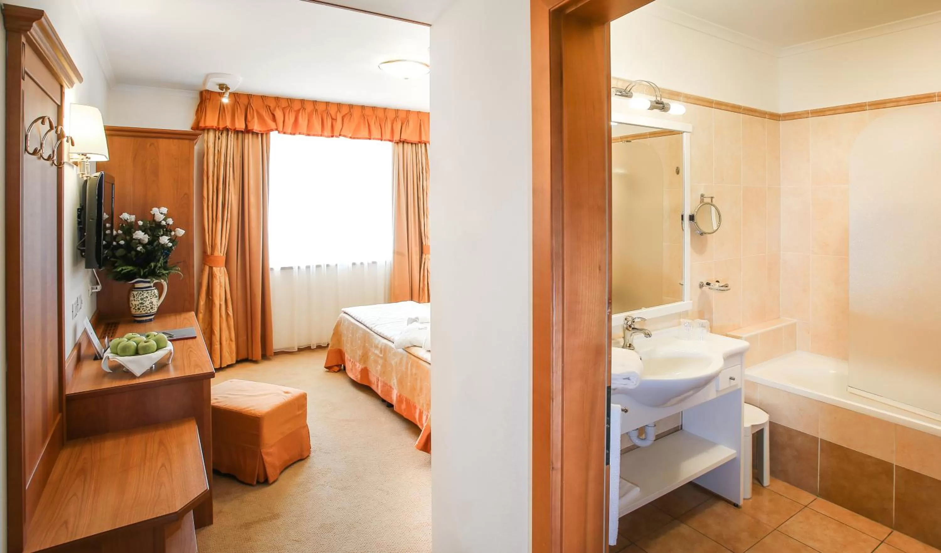 Photo of the whole room, Bed in Sartori's Hotel