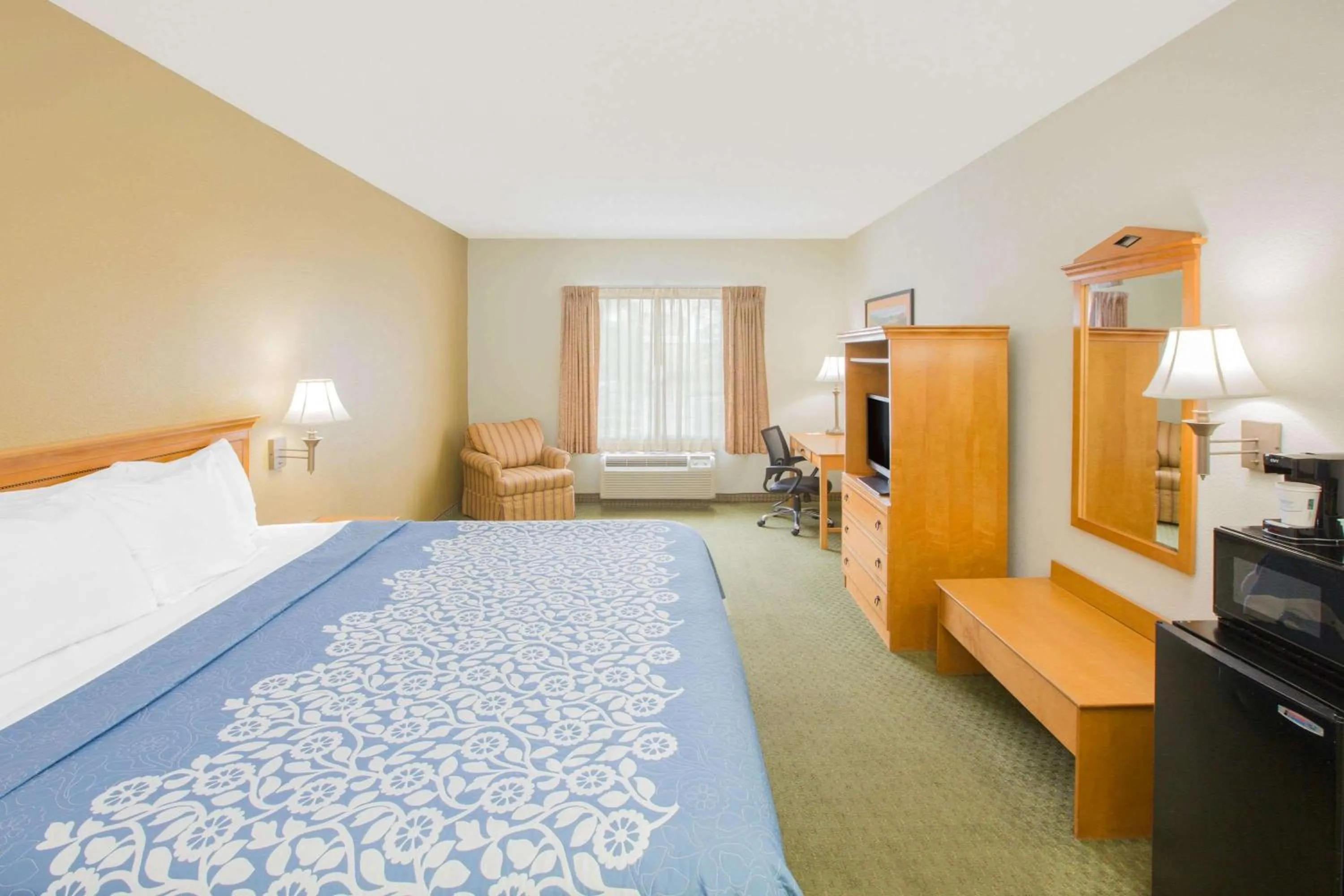 Photo of the whole room, Bed in Days Inn by Wyndham Hattiesburg MS