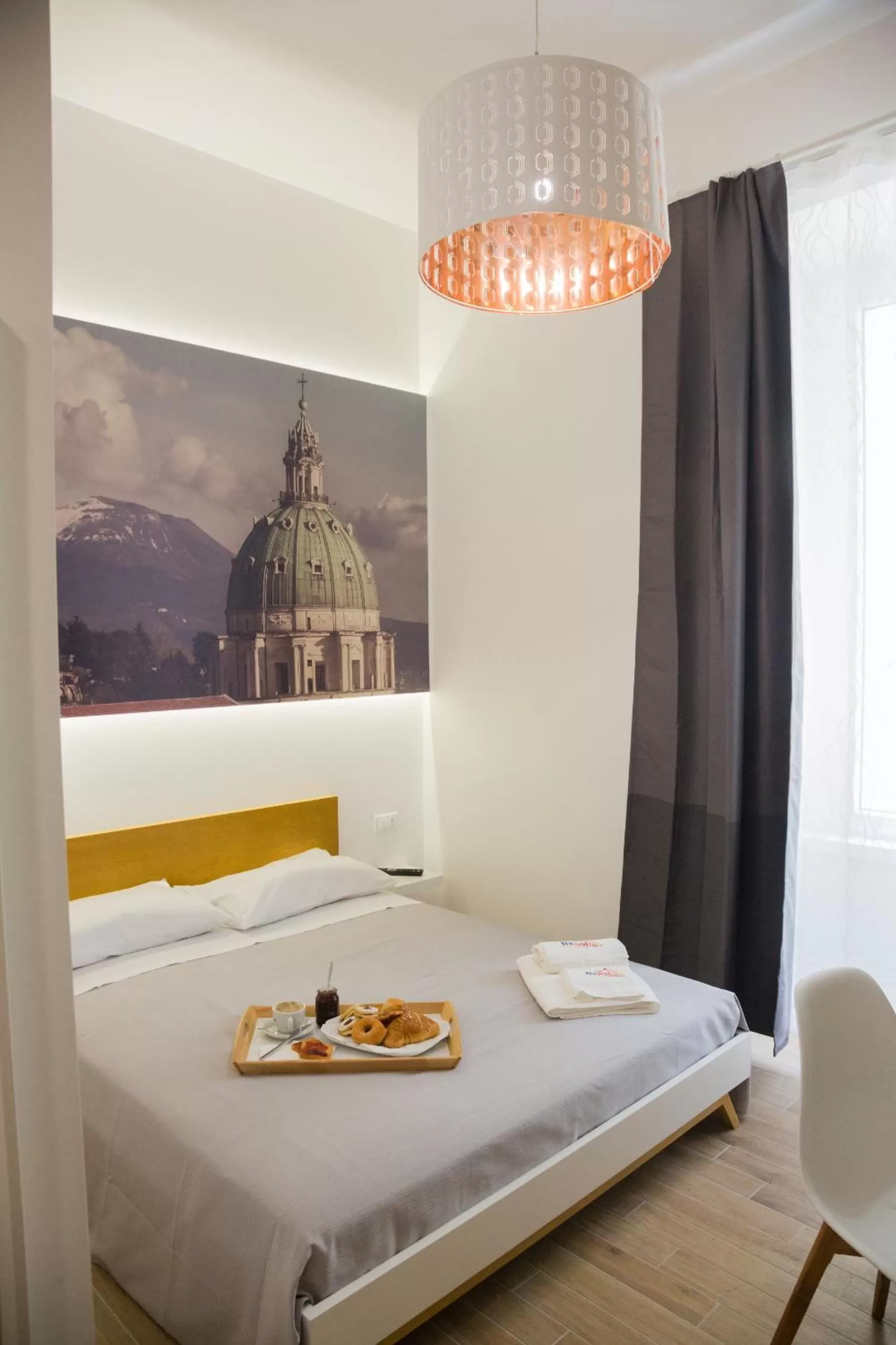 Photo of the whole room, Bed in Napolinn