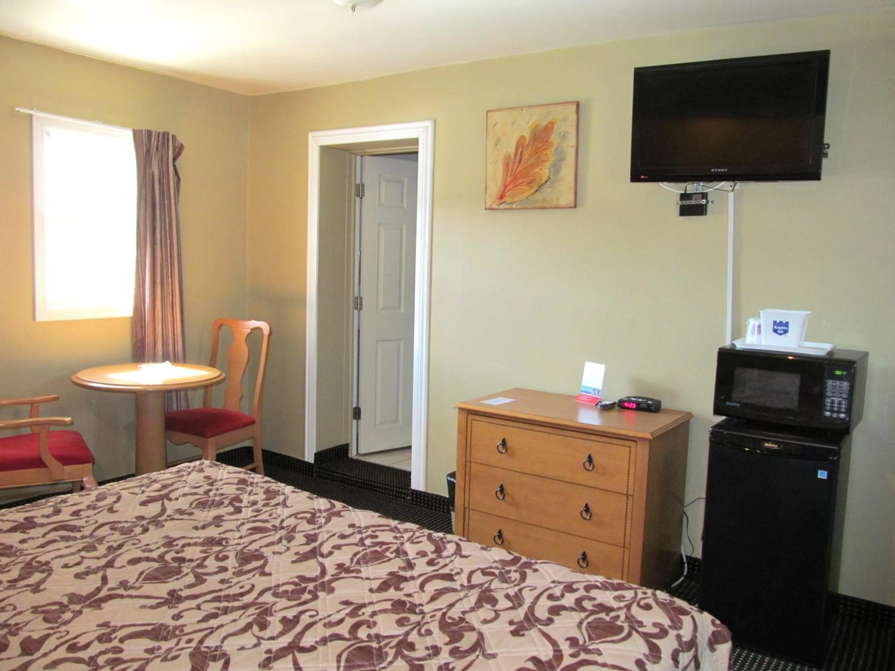 Seating area, Bed in Knights Inn London Ontario