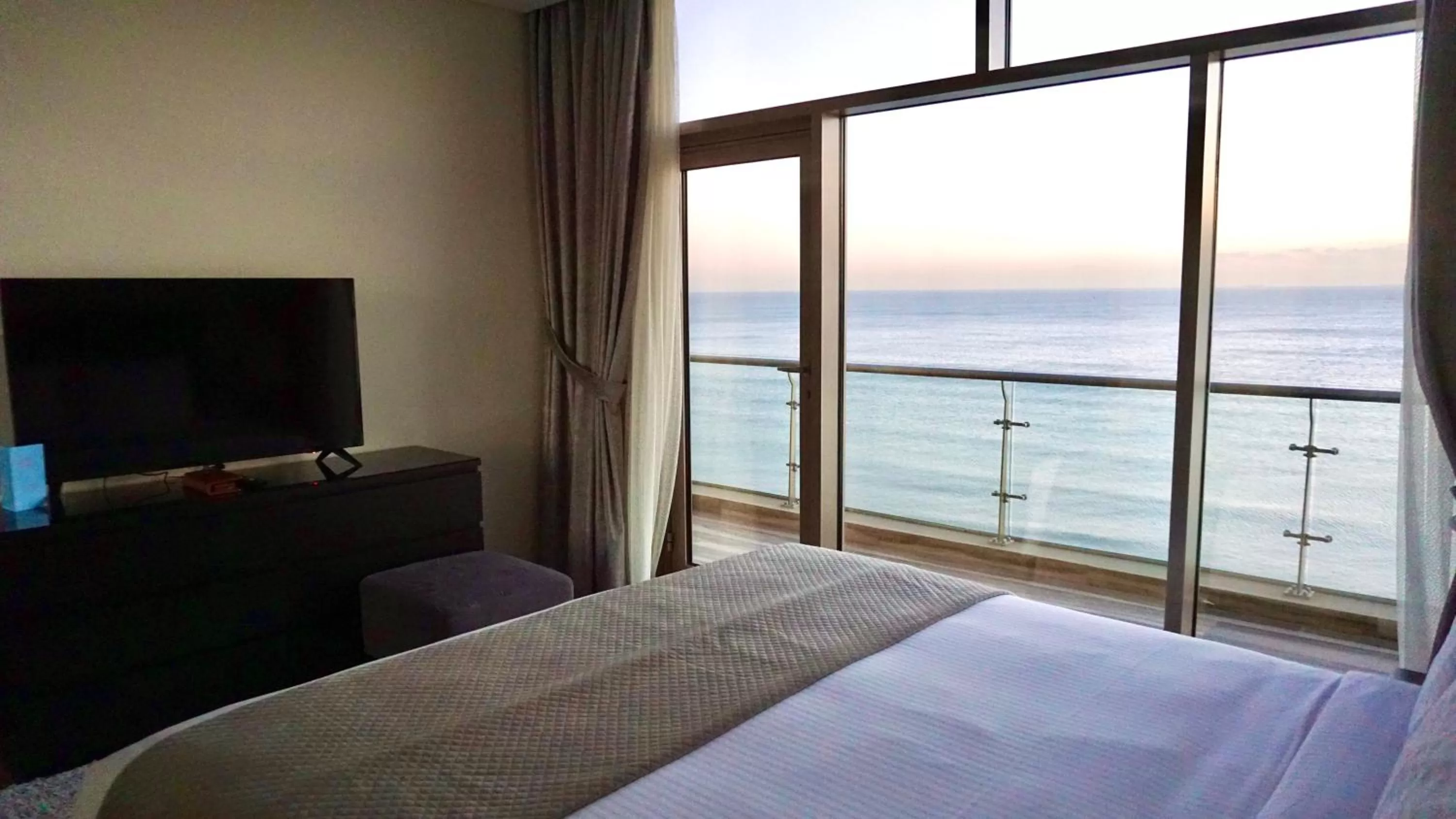 Shower, Bed in Al Kout Beach Hotel